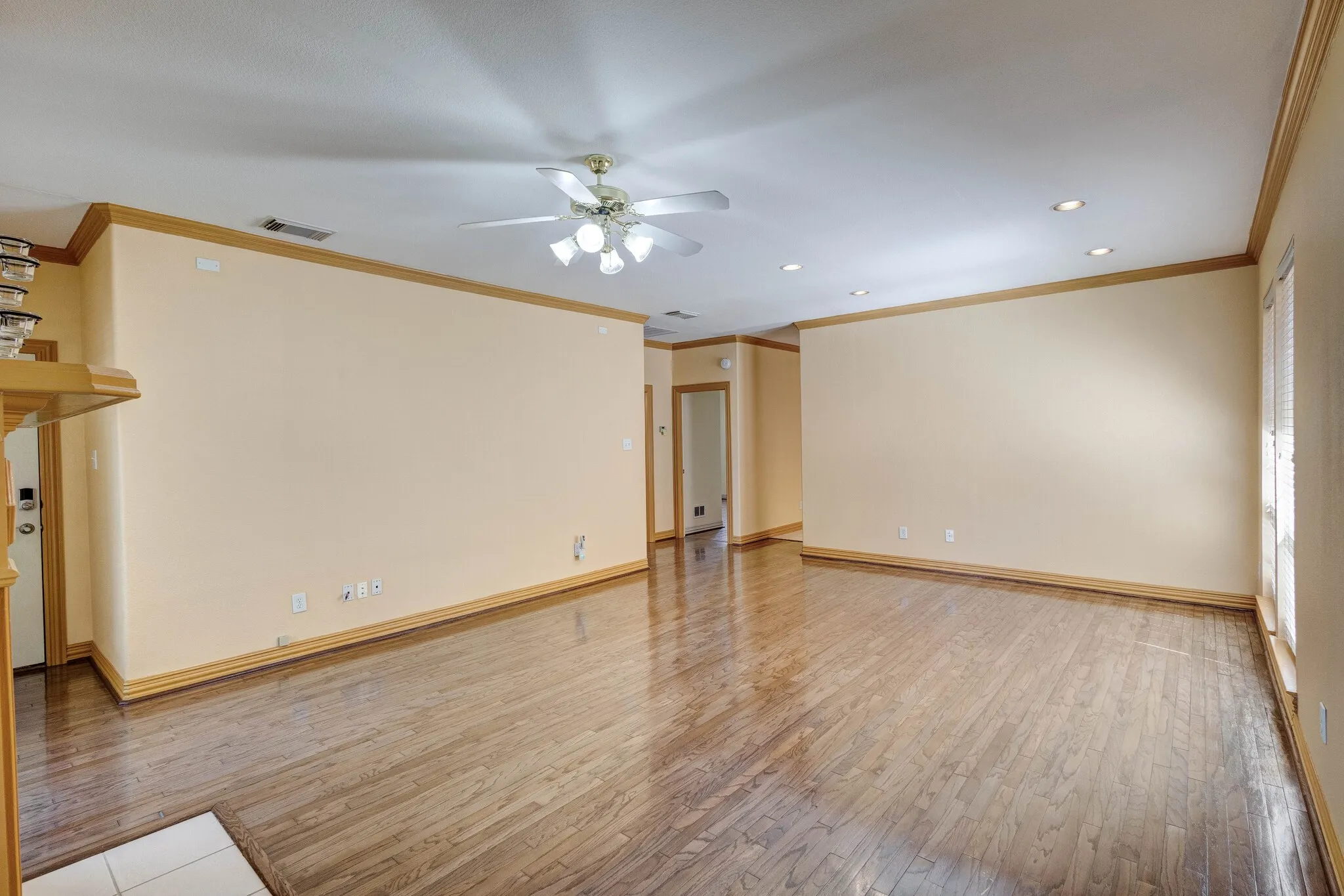 Single Family Residence For Rent in Collin County , 18722 Riverstone Court, Dallas, Texas 75252, 3 Bedroom, 2 Bathroom, 2 Garage spaces, 1,639 Sqft, built in 1998, mls#21388408, Real Estate Agent in Dallas, Homes For Rent in Collin county, Homes For Rent in Dallas, Realtor in Dallas Texas, Real Estate Brokerage Independent Realty Texas, Luminita Cordes Realtor