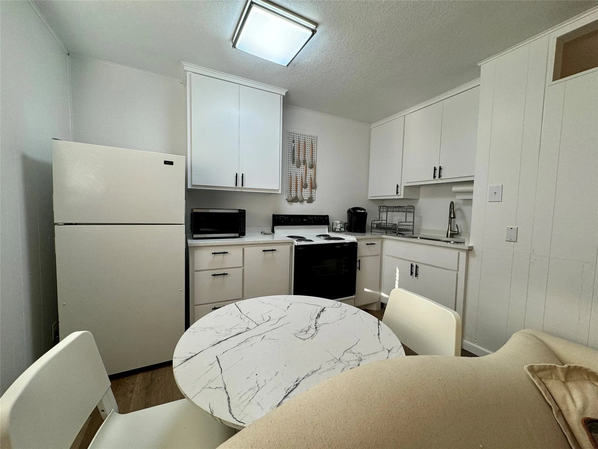 Apartment For Rent in Taylor County , 2401 Church Street 8, Abilene, Texas 79601, 1 Bedroom, 1 Bathroom, Garage spaces, 450 Sqft, built in 1959, mls#21388641, Real Estate Agent in Abilene, Homes For Rent in Taylor county, Homes For Rent in Abilene, Realtor in Abilene Texas, Real Estate Brokerage Independent Realty Texas, Luminita Cordes Realtor