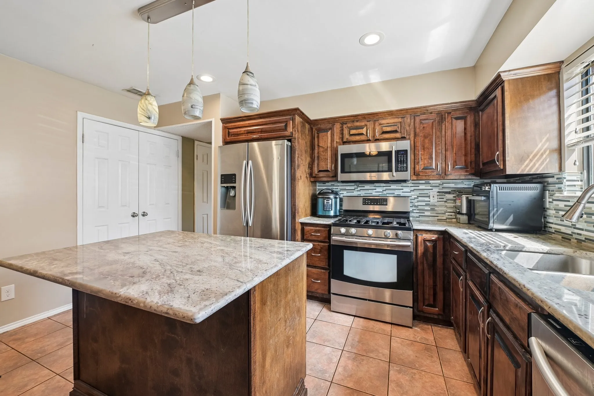 Single Family Residence For Sale in Tarrant County , 4357 Walsh Lane, Grand Prairie, Texas 75052, 3 Bedroom, 3 Bathroom, 2 Garage spaces, 1,774 Sqft, built in 1988, mls#21386860, Real Estate Agent in Grand Prairie, Homes For Sale in Tarrant county, Homes For Sale in Grand Prairie, Realtor in Grand Prairie Texas, Real Estate Brokerage Independent Realty Texas, Luminita Cordes Realtor