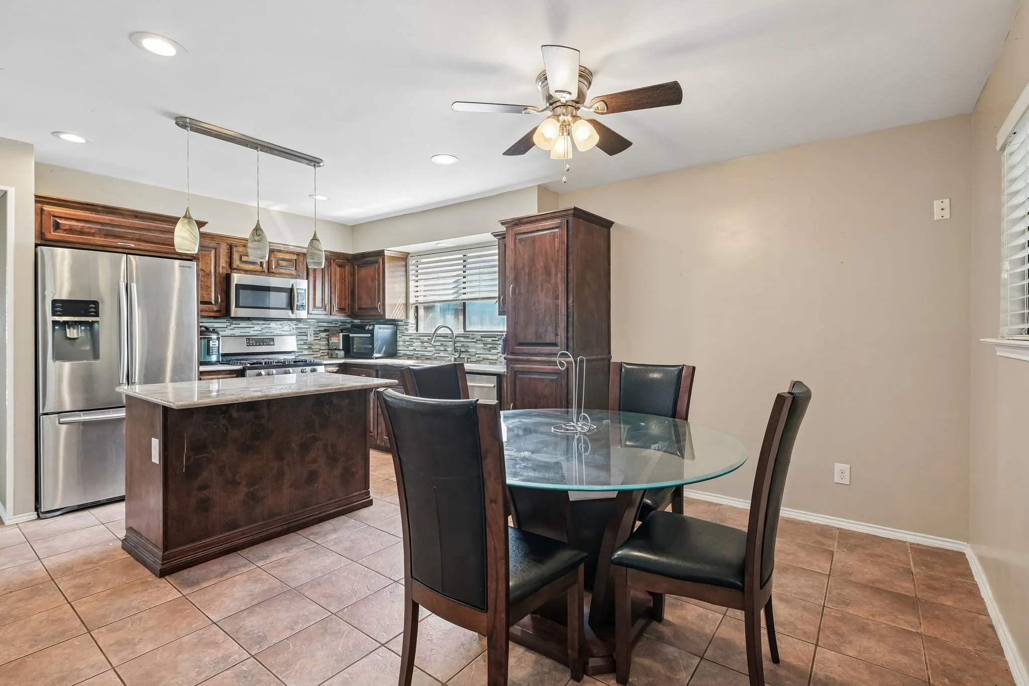 Single Family Residence For Sale in Tarrant County , 4357 Walsh Lane, Grand Prairie, Texas 75052, 3 Bedroom, 3 Bathroom, 2 Garage spaces, 1,774 Sqft, built in 1988, mls#21386860, Real Estate Agent in Grand Prairie, Homes For Sale in Tarrant county, Homes For Sale in Grand Prairie, Realtor in Grand Prairie Texas, Real Estate Brokerage Independent Realty Texas, Luminita Cordes Realtor