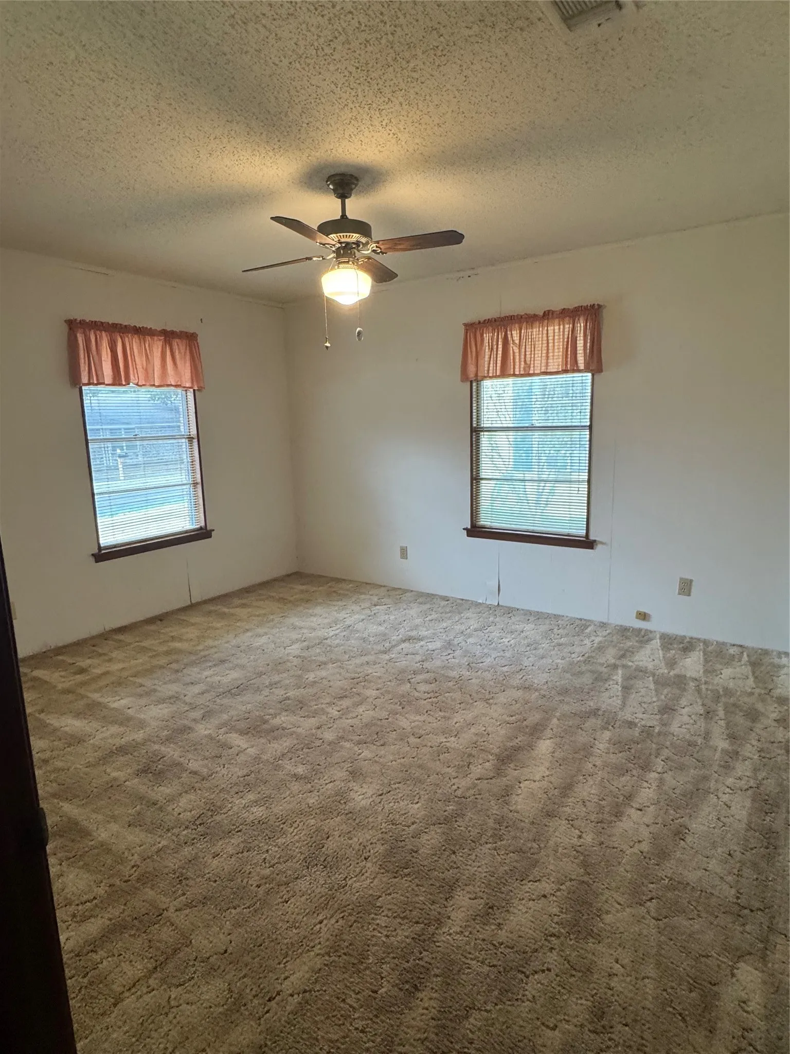 Single Family Residence For Sale in Grayson County , 314 Hall Street, Whitesboro, Texas 76273, 2 Bedroom, 2 Bathroom, 8 Garage spaces, 1,260 Sqft, built in 1972, mls#21371432, Real Estate Agent in Whitesboro, Homes For Sale in Grayson county, Homes For Sale in Whitesboro, Realtor in Whitesboro Texas, Real Estate Brokerage Independent Realty Texas, Luminita Cordes Realtor