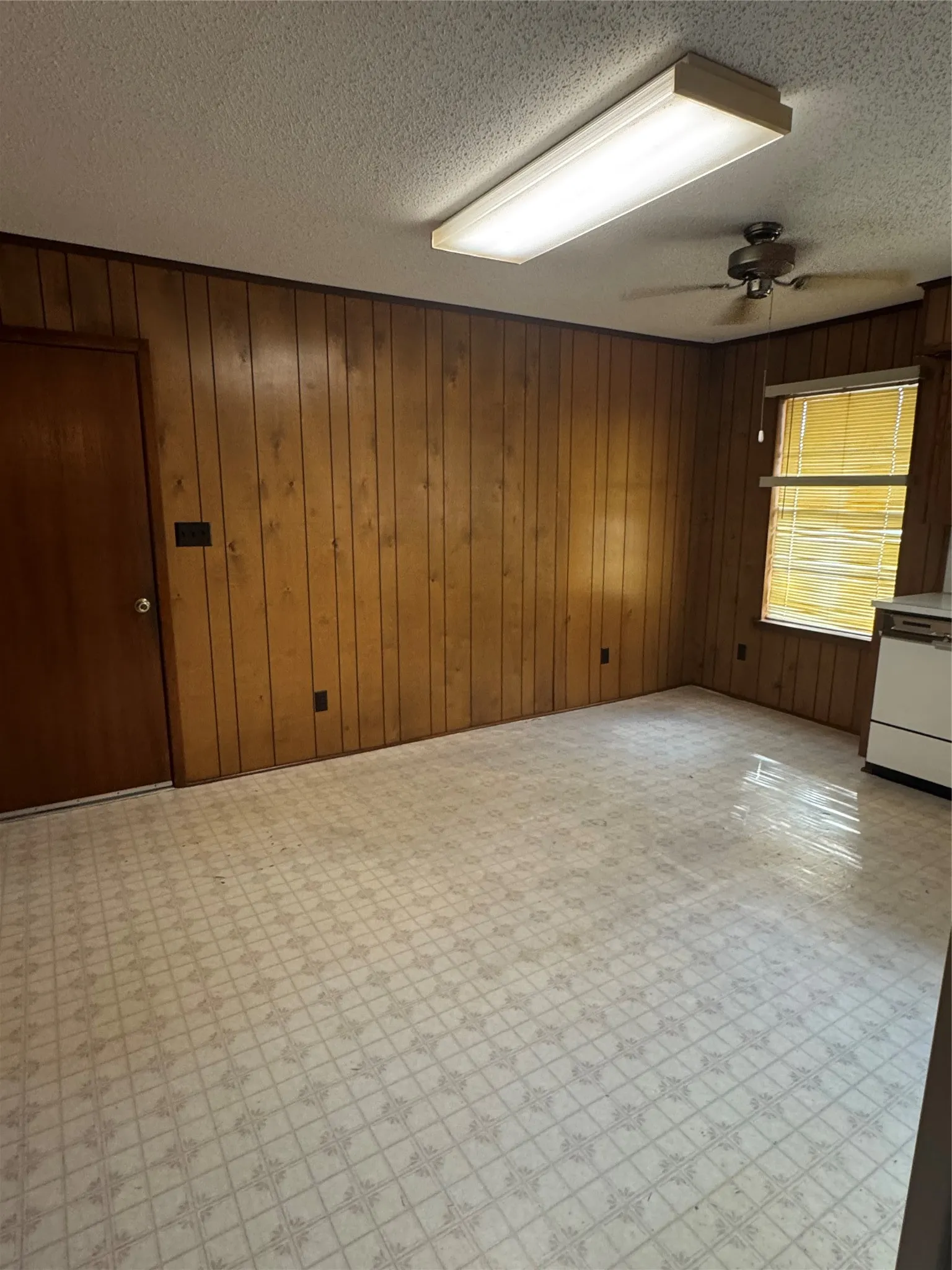 Single Family Residence For Sale in Grayson County , 314 Hall Street, Whitesboro, Texas 76273, 2 Bedroom, 2 Bathroom, 8 Garage spaces, 1,260 Sqft, built in 1972, mls#21371432, Real Estate Agent in Whitesboro, Homes For Sale in Grayson county, Homes For Sale in Whitesboro, Realtor in Whitesboro Texas, Real Estate Brokerage Independent Realty Texas, Luminita Cordes Realtor