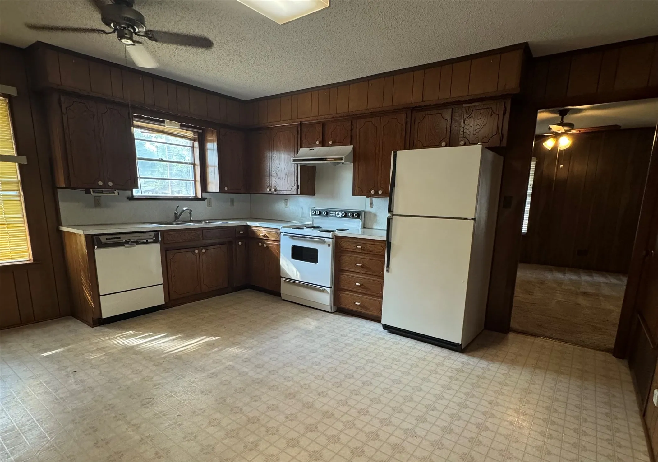 Single Family Residence For Sale in Grayson County , 314 Hall Street, Whitesboro, Texas 76273, 2 Bedroom, 2 Bathroom, 8 Garage spaces, 1,260 Sqft, built in 1972, mls#21371432, Real Estate Agent in Whitesboro, Homes For Sale in Grayson county, Homes For Sale in Whitesboro, Realtor in Whitesboro Texas, Real Estate Brokerage Independent Realty Texas, Luminita Cordes Realtor