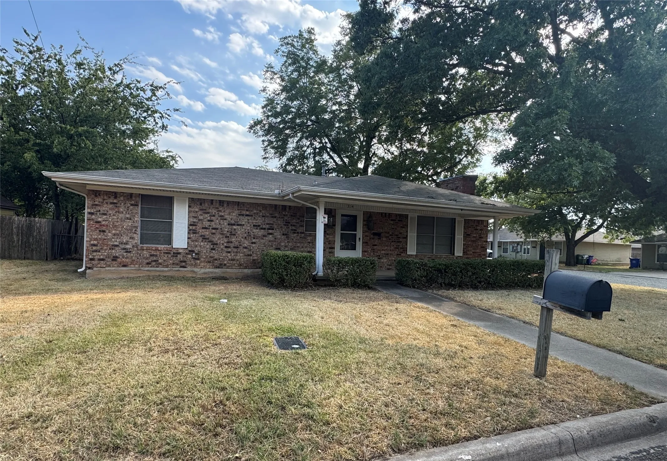 Single Family Residence For Sale in Grayson County , 314 Hall Street, Whitesboro, Texas 76273, 2 Bedroom, 2 Bathroom, 8 Garage spaces, 1,260 Sqft, built in 1972, mls#21371432, Real Estate Agent in Whitesboro, Homes For Sale in Grayson county, Homes For Sale in Whitesboro, Realtor in Whitesboro Texas, Real Estate Brokerage Independent Realty Texas, Luminita Cordes Realtor