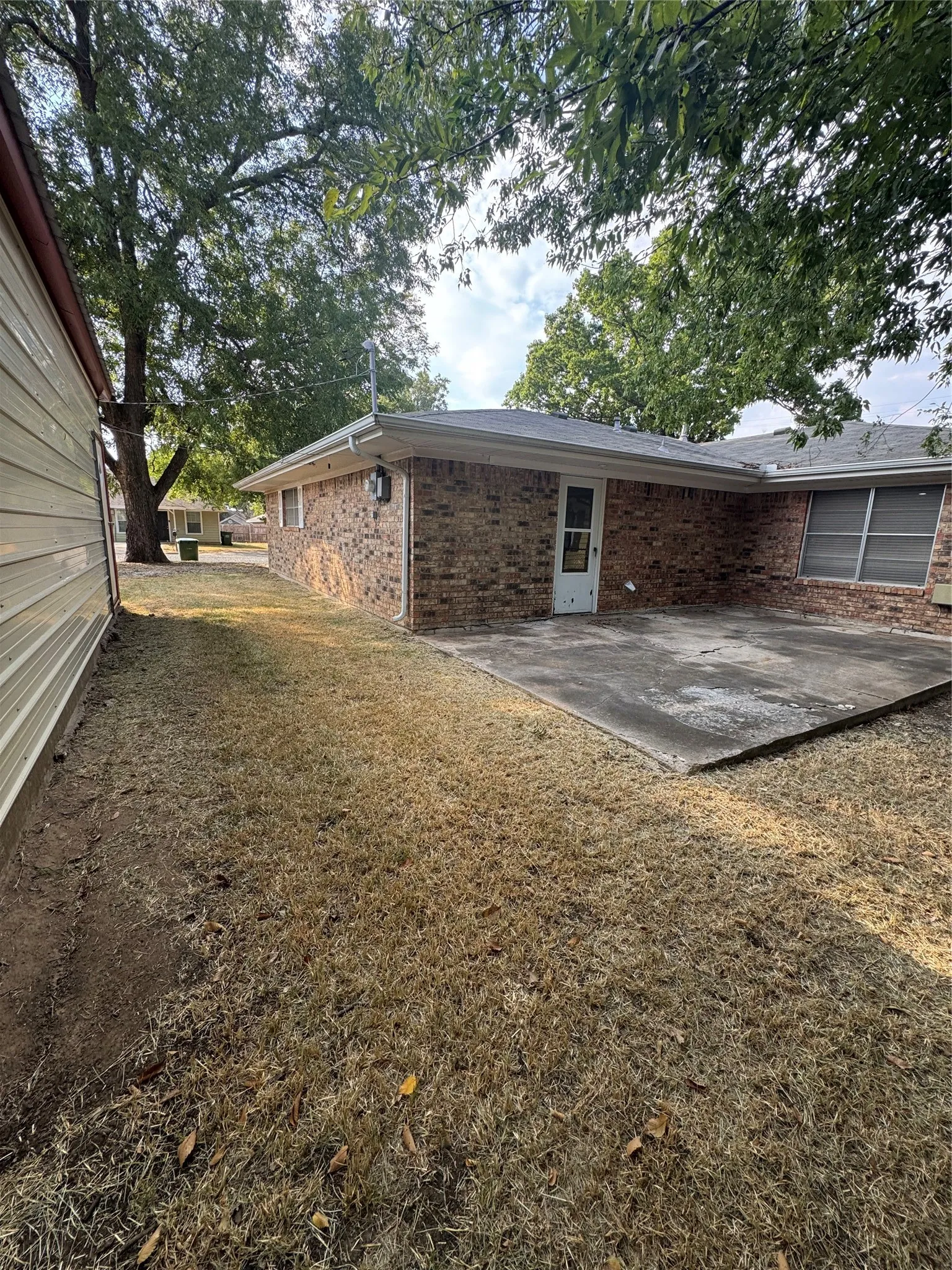 Single Family Residence For Sale in Grayson County , 314 Hall Street, Whitesboro, Texas 76273, 2 Bedroom, 2 Bathroom, 8 Garage spaces, 1,260 Sqft, built in 1972, mls#21371432, Real Estate Agent in Whitesboro, Homes For Sale in Grayson county, Homes For Sale in Whitesboro, Realtor in Whitesboro Texas, Real Estate Brokerage Independent Realty Texas, Luminita Cordes Realtor