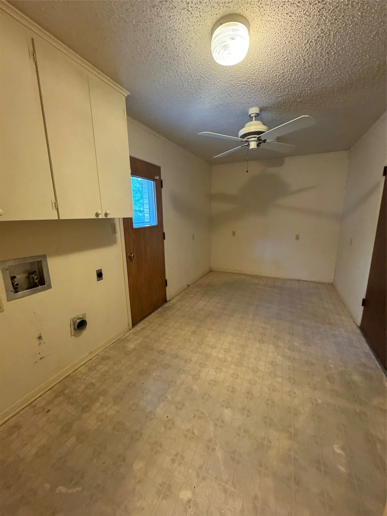 Single Family Residence For Sale in Grayson County , 314 Hall Street, Whitesboro, Texas 76273, 2 Bedroom, 2 Bathroom, 8 Garage spaces, 1,260 Sqft, built in 1972, mls#21371432, Real Estate Agent in Whitesboro, Homes For Sale in Grayson county, Homes For Sale in Whitesboro, Realtor in Whitesboro Texas, Real Estate Brokerage Independent Realty Texas, Luminita Cordes Realtor