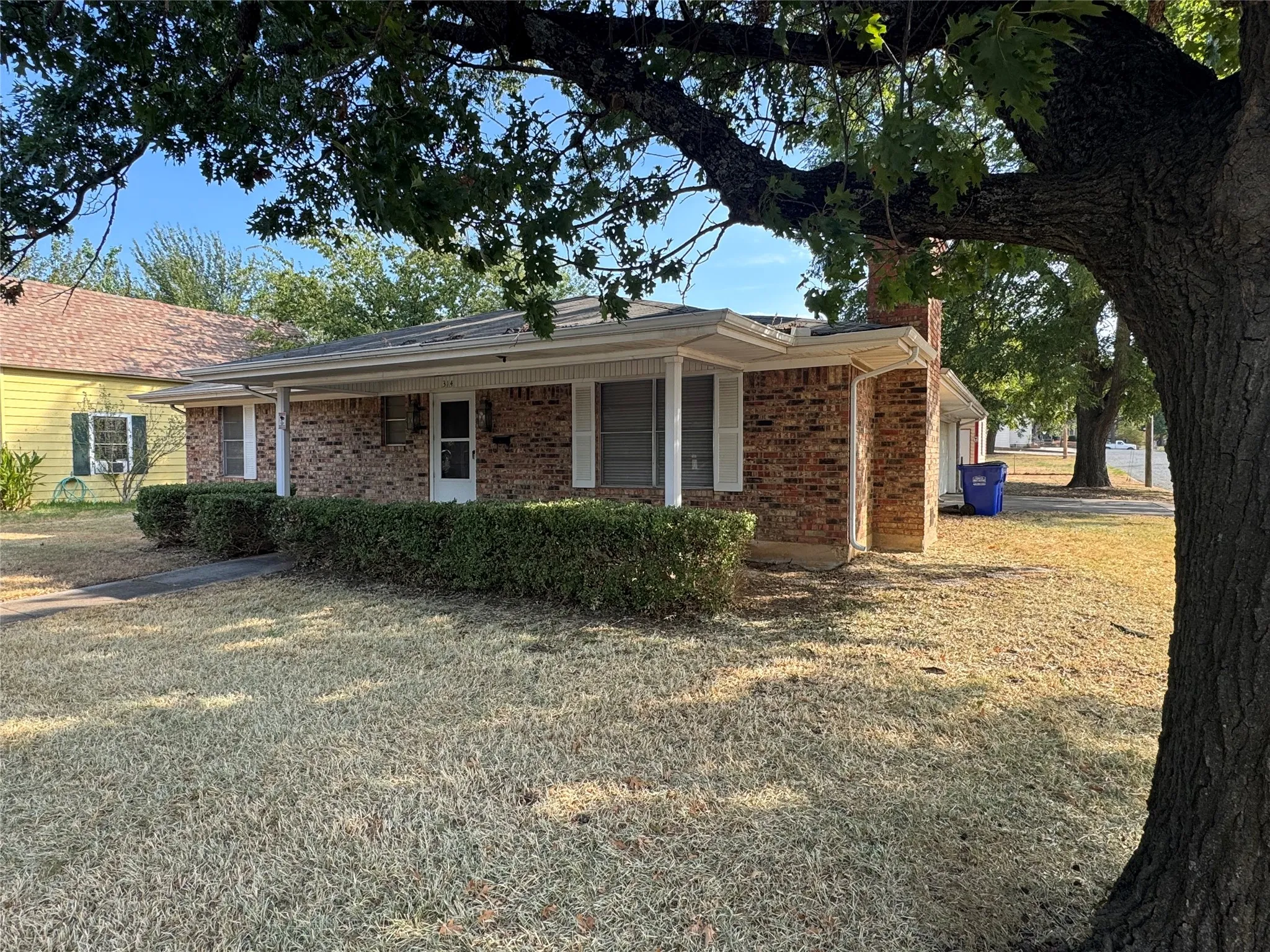 Single Family Residence For Sale in Grayson County , 314 Hall Street, Whitesboro, Texas 76273, 2 Bedroom, 2 Bathroom, 8 Garage spaces, 1,260 Sqft, built in 1972, mls#21371432, Real Estate Agent in Whitesboro, Homes For Sale in Grayson county, Homes For Sale in Whitesboro, Realtor in Whitesboro Texas, Real Estate Brokerage Independent Realty Texas, Luminita Cordes Realtor