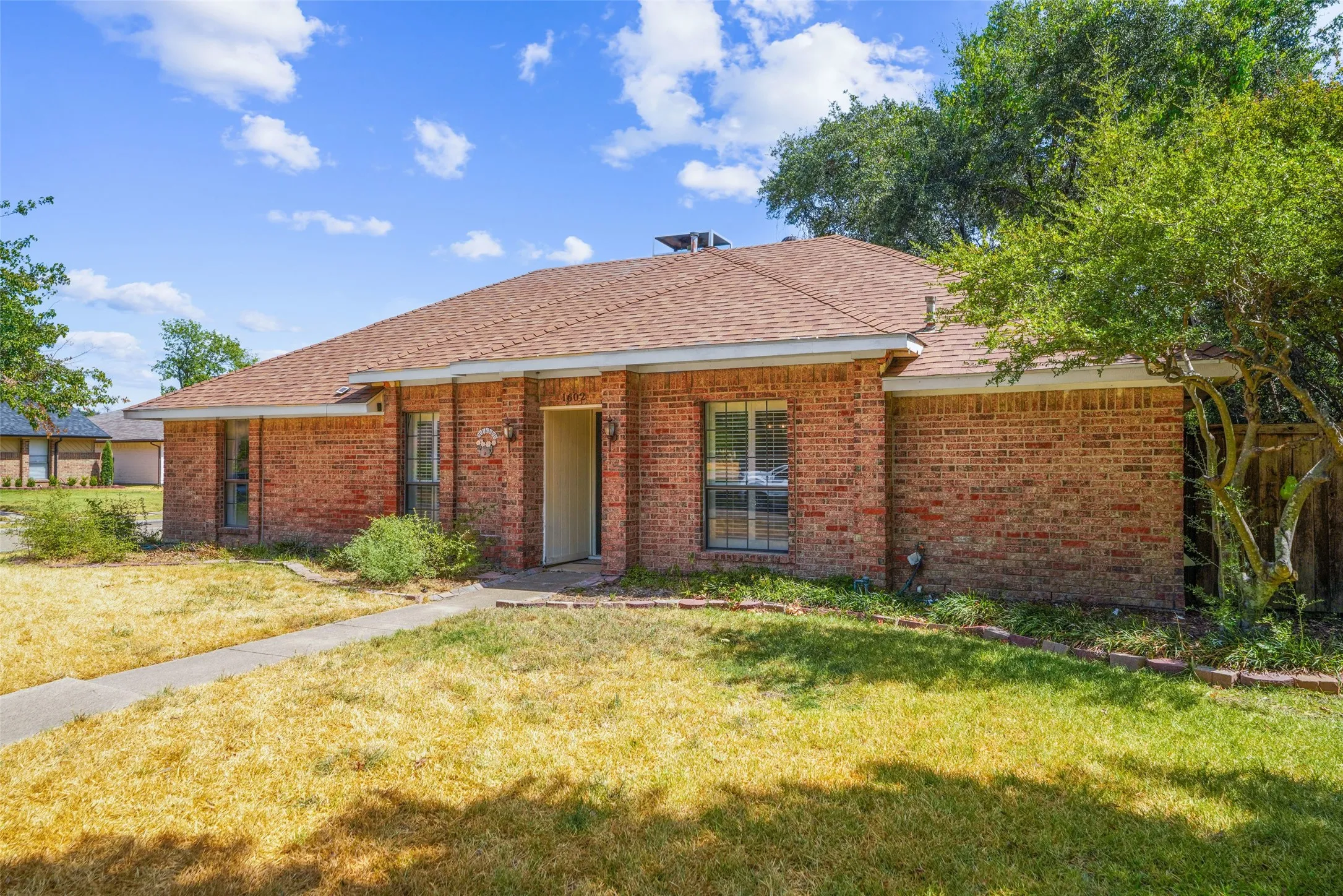 Single Family Residence For Sale in Dallas County , 1602 Meadowglen Lane, Mesquite, Texas 75150, 3 Bedroom, 2 Bathroom, 2 Garage spaces, 1,774 Sqft, built in 1979, mls#21387107, Real Estate Agent in Mesquite, Homes For Sale in Dallas county, Homes For Sale in Mesquite, Realtor in Mesquite Texas, Real Estate Brokerage Independent Realty Texas, Luminita Cordes Realtor