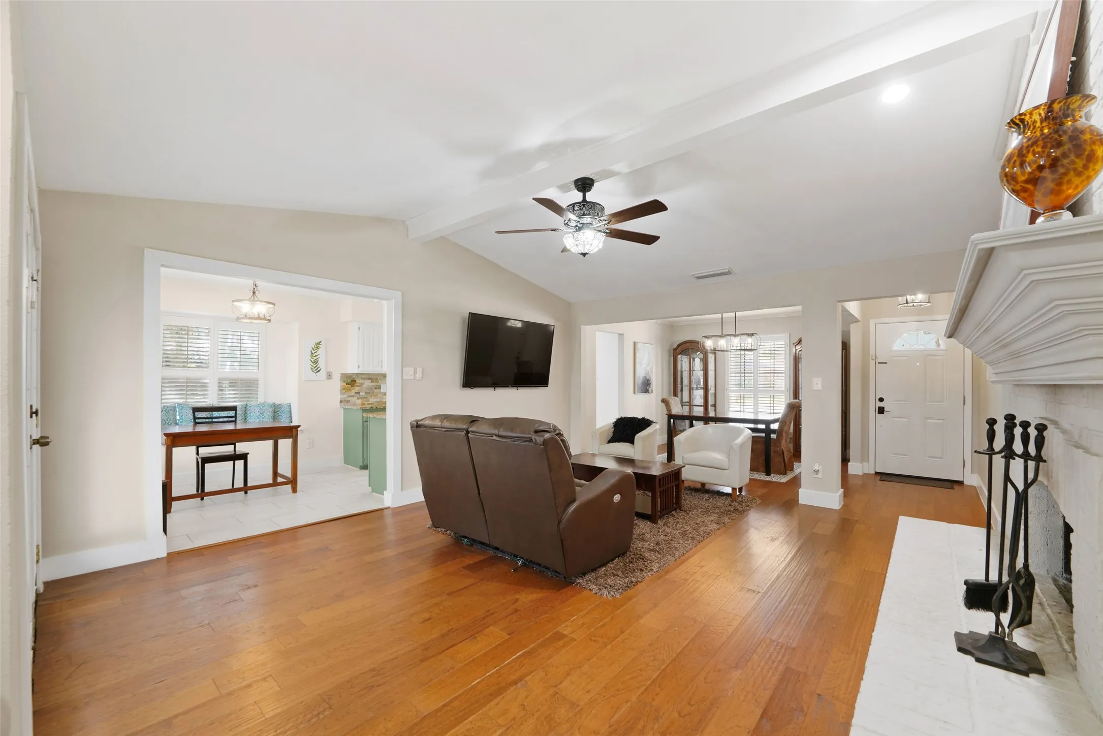 Single Family Residence For Sale in Dallas County , 1602 Meadowglen Lane, Mesquite, Texas 75150, 3 Bedroom, 2 Bathroom, 2 Garage spaces, 1,774 Sqft, built in 1979, mls#21387107, Real Estate Agent in Mesquite, Homes For Sale in Dallas county, Homes For Sale in Mesquite, Realtor in Mesquite Texas, Real Estate Brokerage Independent Realty Texas, Luminita Cordes Realtor