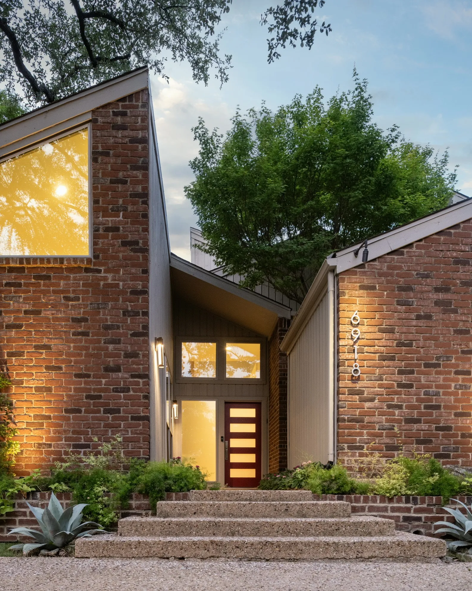 Single Family Residence For Sale in Dallas County , 6918 Chevy Chase Avenue, Dallas, Texas 75225, 3 Bedroom, 3 Bathroom, 2 Garage spaces, 2,995 Sqft, built in 1978, mls#21387811, Real Estate Agent in Dallas, Homes For Sale in Dallas county, Homes For Sale in Dallas, Realtor in Dallas Texas, Real Estate Brokerage Independent Realty Texas, Luminita Cordes Realtor
