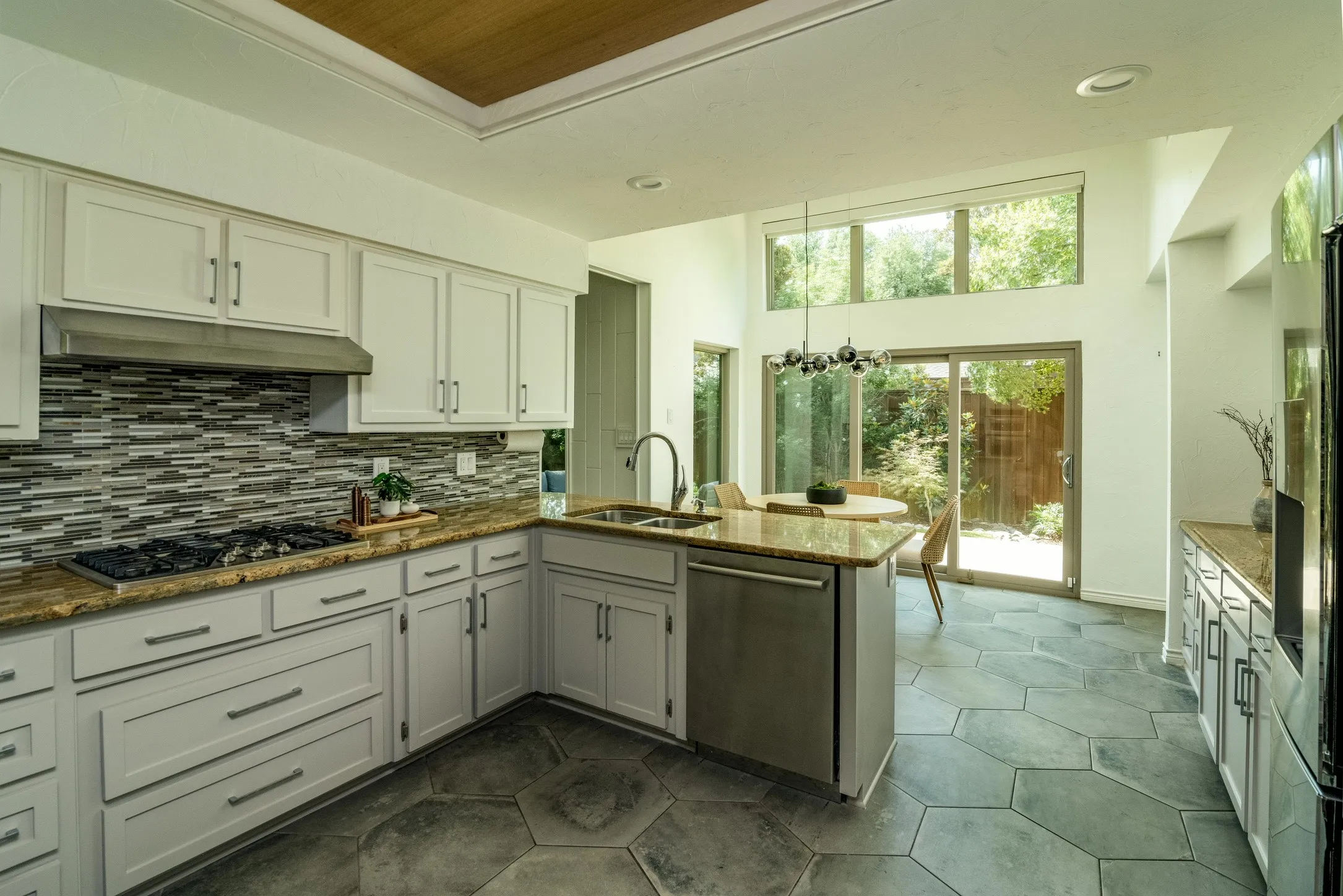 and eat in area. Kitchen has second sink with prep area