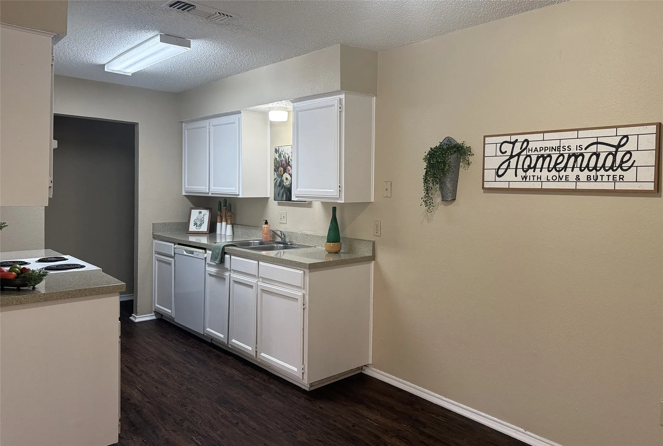 Duplex For Rent in Tarrant County , 691 Lantana Drive, Keller, Texas 76248, 2 Bedroom, 2 Bathroom, 2 Garage spaces, 964 Sqft, built in 1984, mls#21388656, Real Estate Agent in Keller, Homes For Rent in Tarrant county, Homes For Rent in Keller, Realtor in Keller Texas, Real Estate Brokerage Independent Realty Texas, Luminita Cordes Realtor