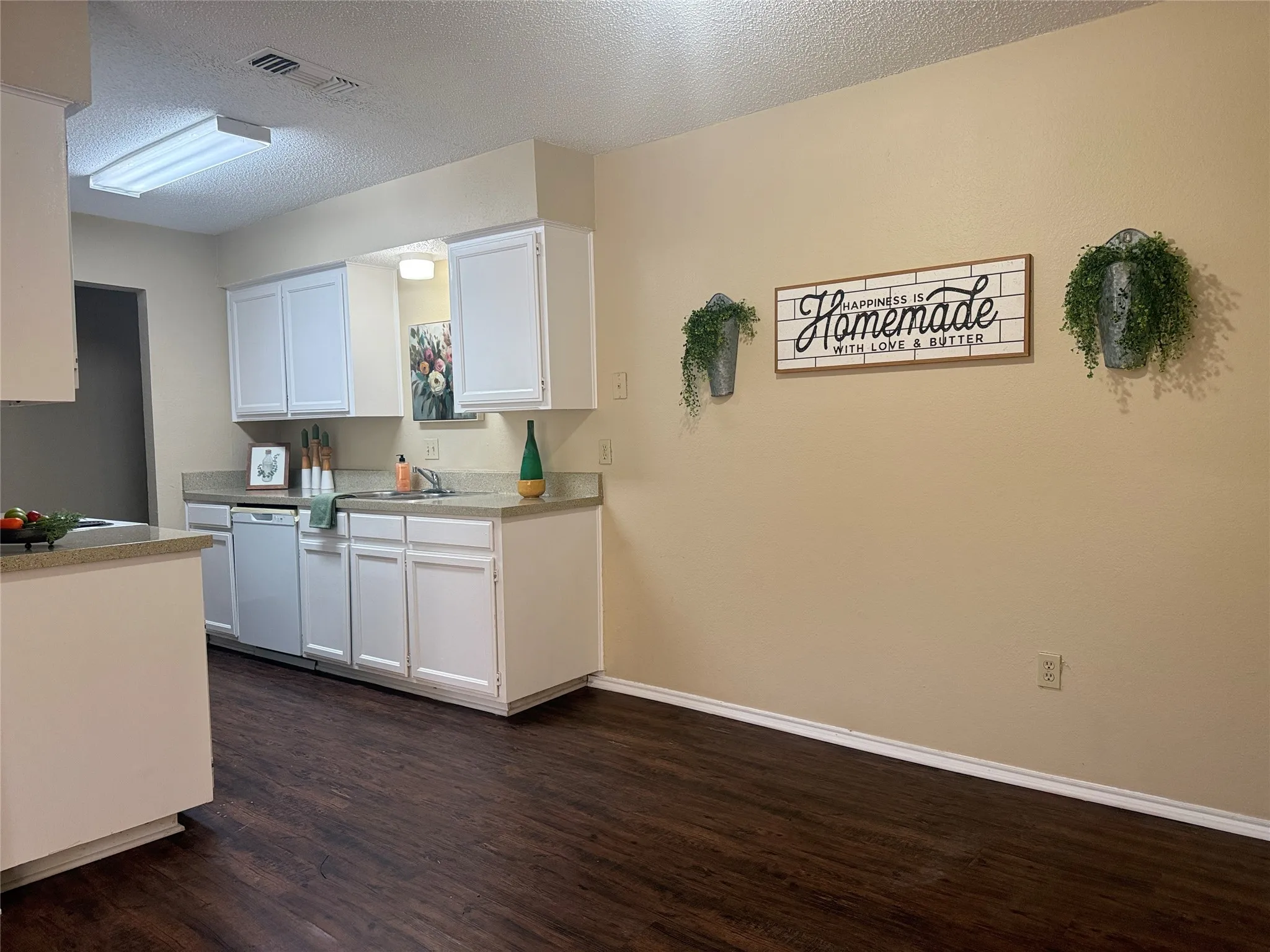 Duplex For Rent in Tarrant County , 691 Lantana Drive, Keller, Texas 76248, 2 Bedroom, 2 Bathroom, 2 Garage spaces, 964 Sqft, built in 1984, mls#21388656, Real Estate Agent in Keller, Homes For Rent in Tarrant county, Homes For Rent in Keller, Realtor in Keller Texas, Real Estate Brokerage Independent Realty Texas, Luminita Cordes Realtor