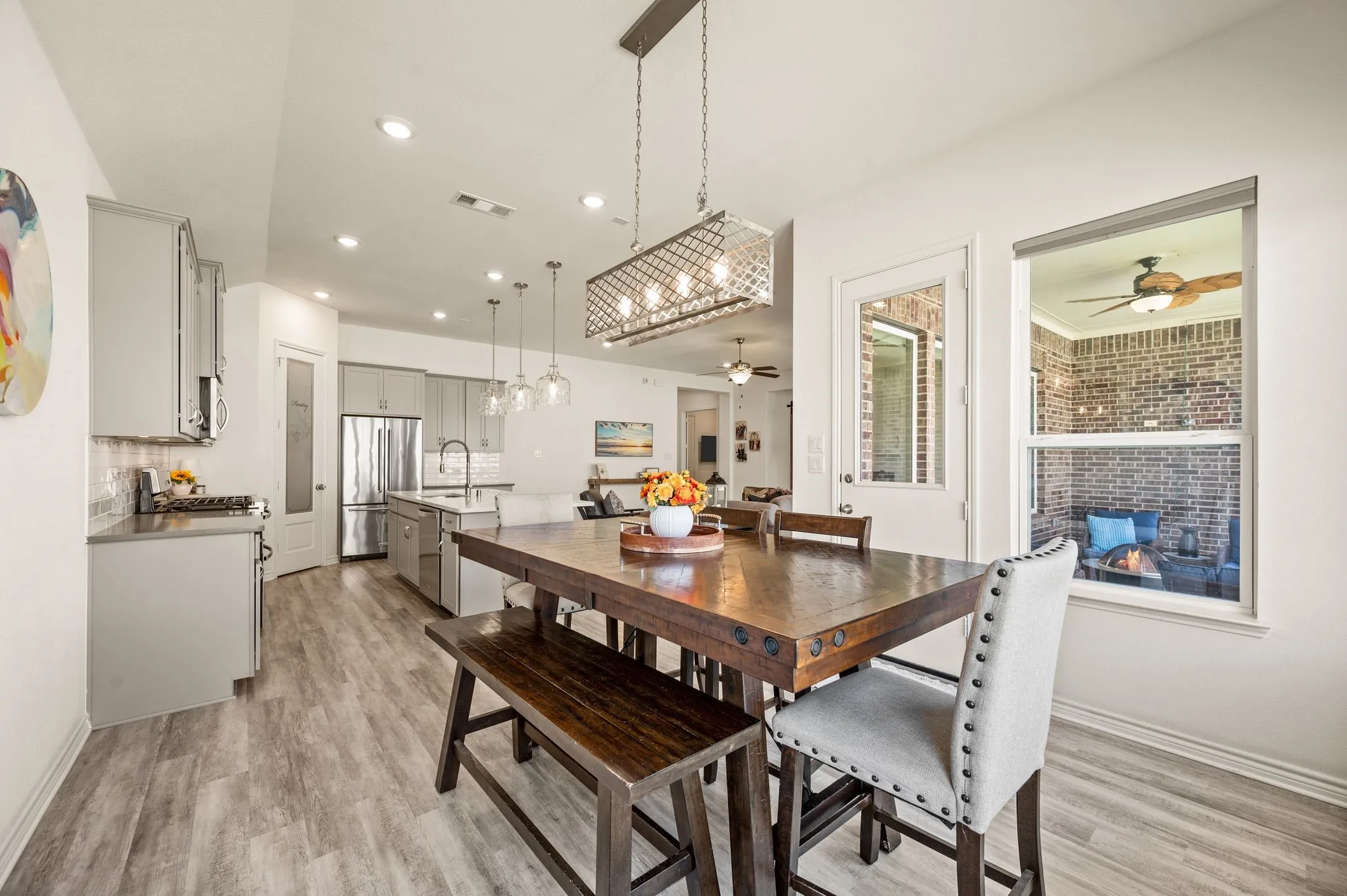 Wonderful dining area to enjoy your meals.!
