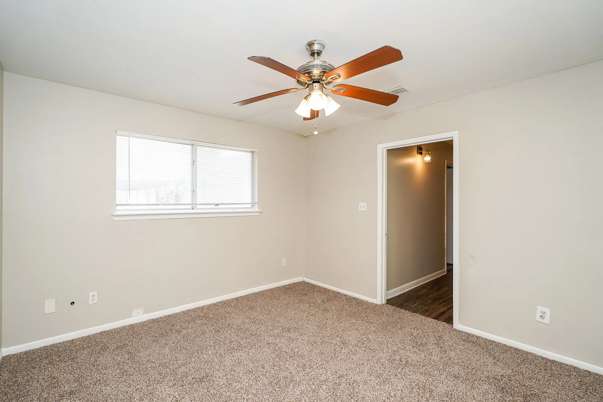 Single Family Residence For Rent in Tarrant County , 3516 Revere Street, Haltom City, Texas 76117, 4 Bedroom, 2 Bathroom, 1 Garage spaces, 1,390 Sqft, built in 1956, mls#21388670, Real Estate Agent in Haltom City, Homes For Rent in Tarrant county, Homes For Rent in Haltom City, Realtor in Haltom City Texas, Real Estate Brokerage Independent Realty Texas, Luminita Cordes Realtor