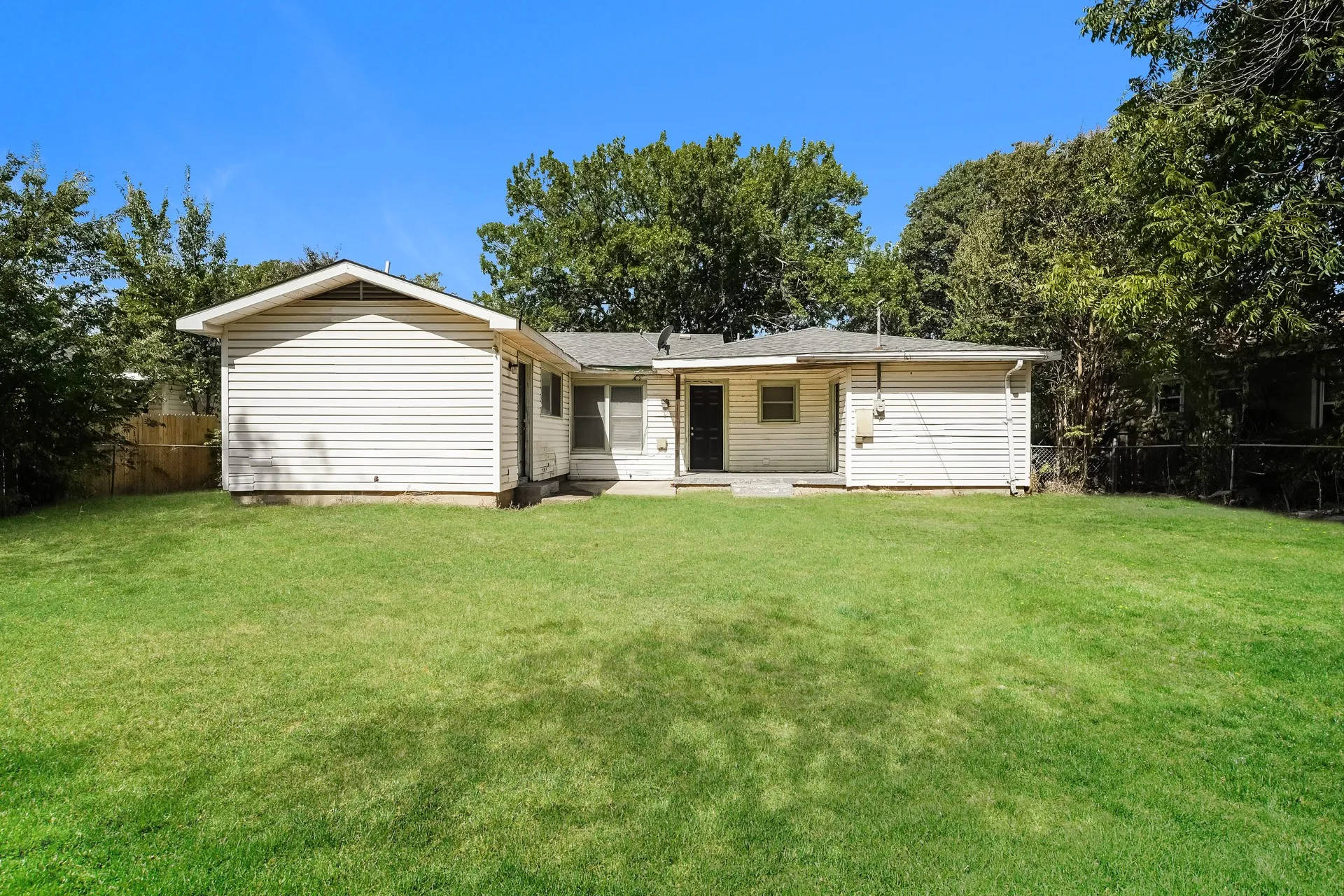 Single Family Residence For Rent in Tarrant County , 3516 Revere Street, Haltom City, Texas 76117, 4 Bedroom, 2 Bathroom, 1 Garage spaces, 1,390 Sqft, built in 1956, mls#21388670, Real Estate Agent in Haltom City, Homes For Rent in Tarrant county, Homes For Rent in Haltom City, Realtor in Haltom City Texas, Real Estate Brokerage Independent Realty Texas, Luminita Cordes Realtor