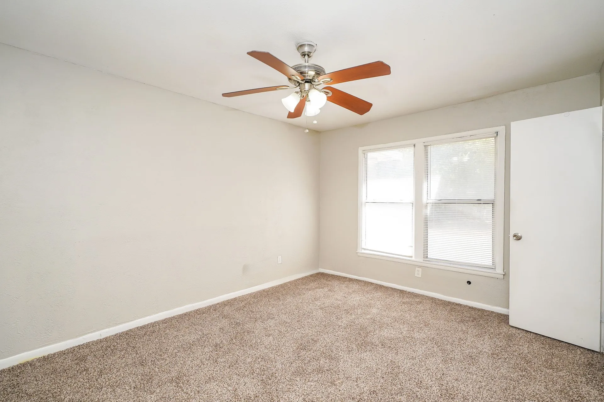 Single Family Residence For Rent in Tarrant County , 3516 Revere Street, Haltom City, Texas 76117, 4 Bedroom, 2 Bathroom, 1 Garage spaces, 1,390 Sqft, built in 1956, mls#21388670, Real Estate Agent in Haltom City, Homes For Rent in Tarrant county, Homes For Rent in Haltom City, Realtor in Haltom City Texas, Real Estate Brokerage Independent Realty Texas, Luminita Cordes Realtor