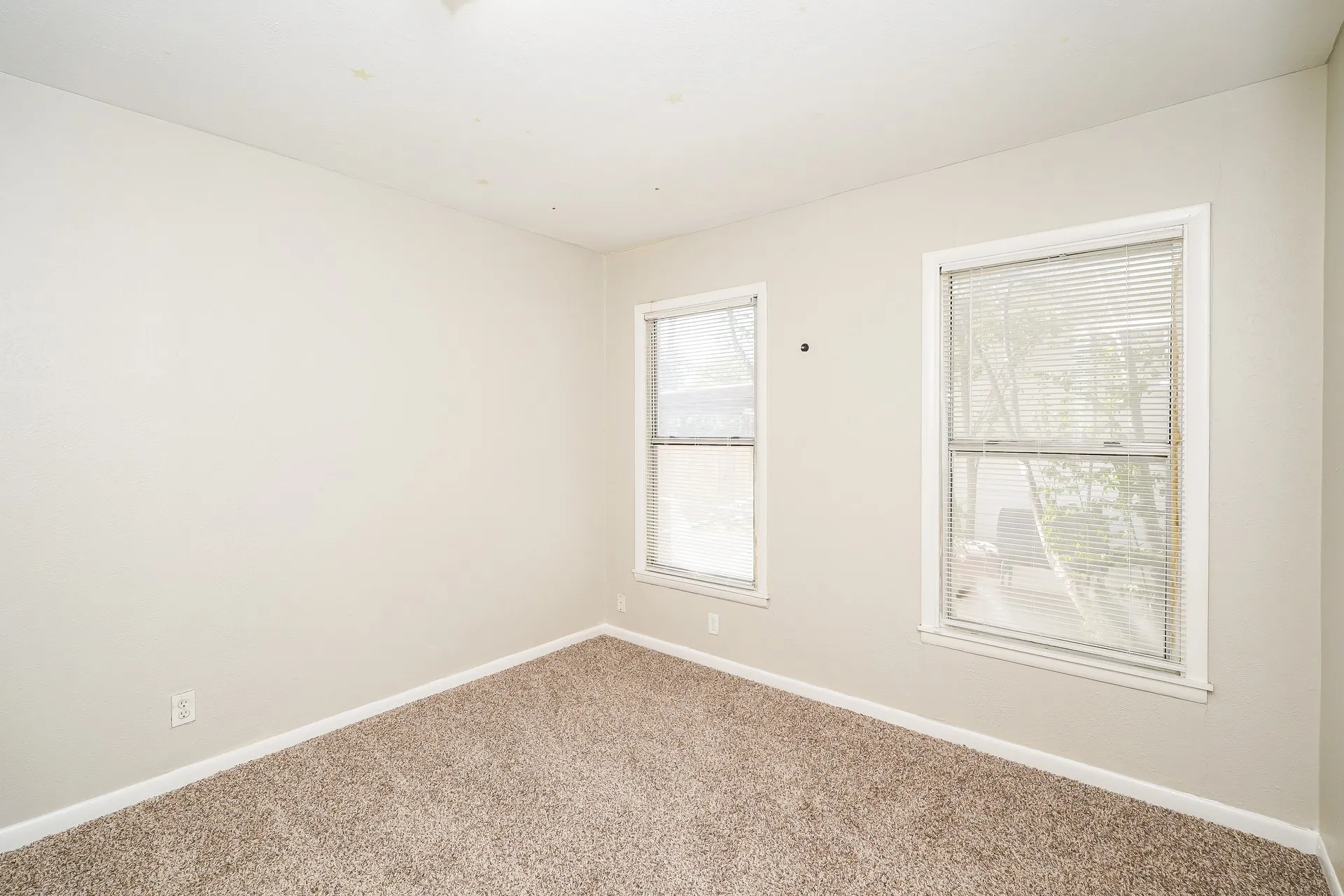 Single Family Residence For Rent in Tarrant County , 3516 Revere Street, Haltom City, Texas 76117, 4 Bedroom, 2 Bathroom, 1 Garage spaces, 1,390 Sqft, built in 1956, mls#21388670, Real Estate Agent in Haltom City, Homes For Rent in Tarrant county, Homes For Rent in Haltom City, Realtor in Haltom City Texas, Real Estate Brokerage Independent Realty Texas, Luminita Cordes Realtor