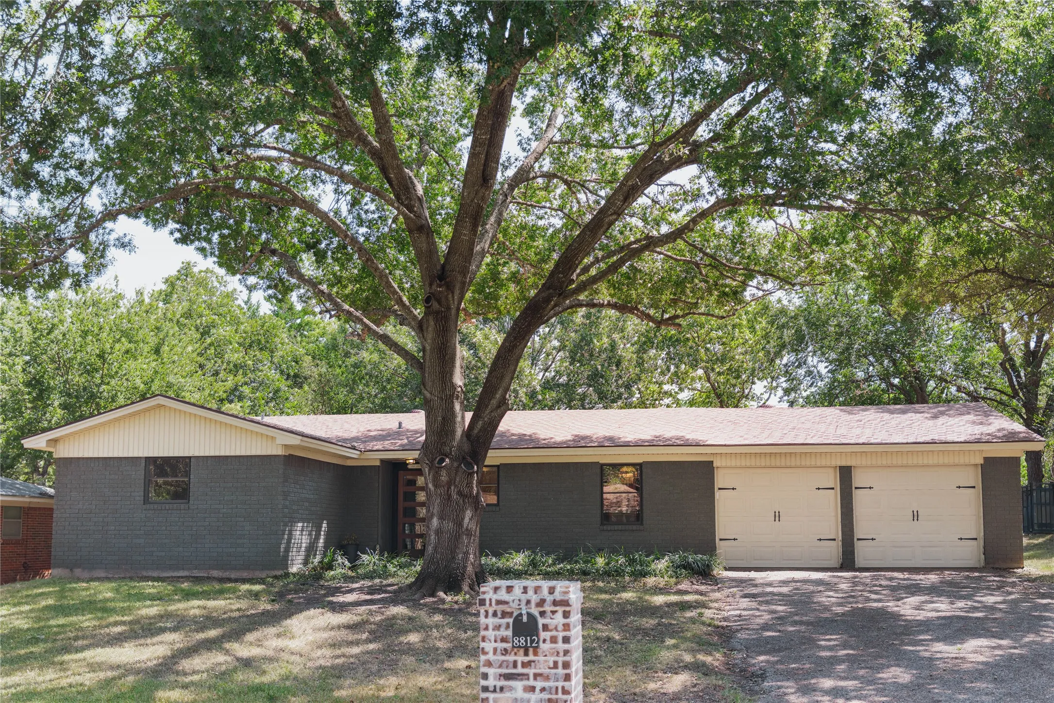 Single Family Residence For Sale in Mc Lennan County , 8812 Panther Drive, Woodway, Texas 76712, 3 Bedroom, 2 Bathroom, 2 Garage spaces, 1,248 Sqft, built in 1964, mls#21387947, Real Estate Agent in Woodway, Homes For Sale in Mc Lennan county, Homes For Sale in Woodway, Realtor in Woodway Texas, Real Estate Brokerage Independent Realty Texas, Luminita Cordes Realtor