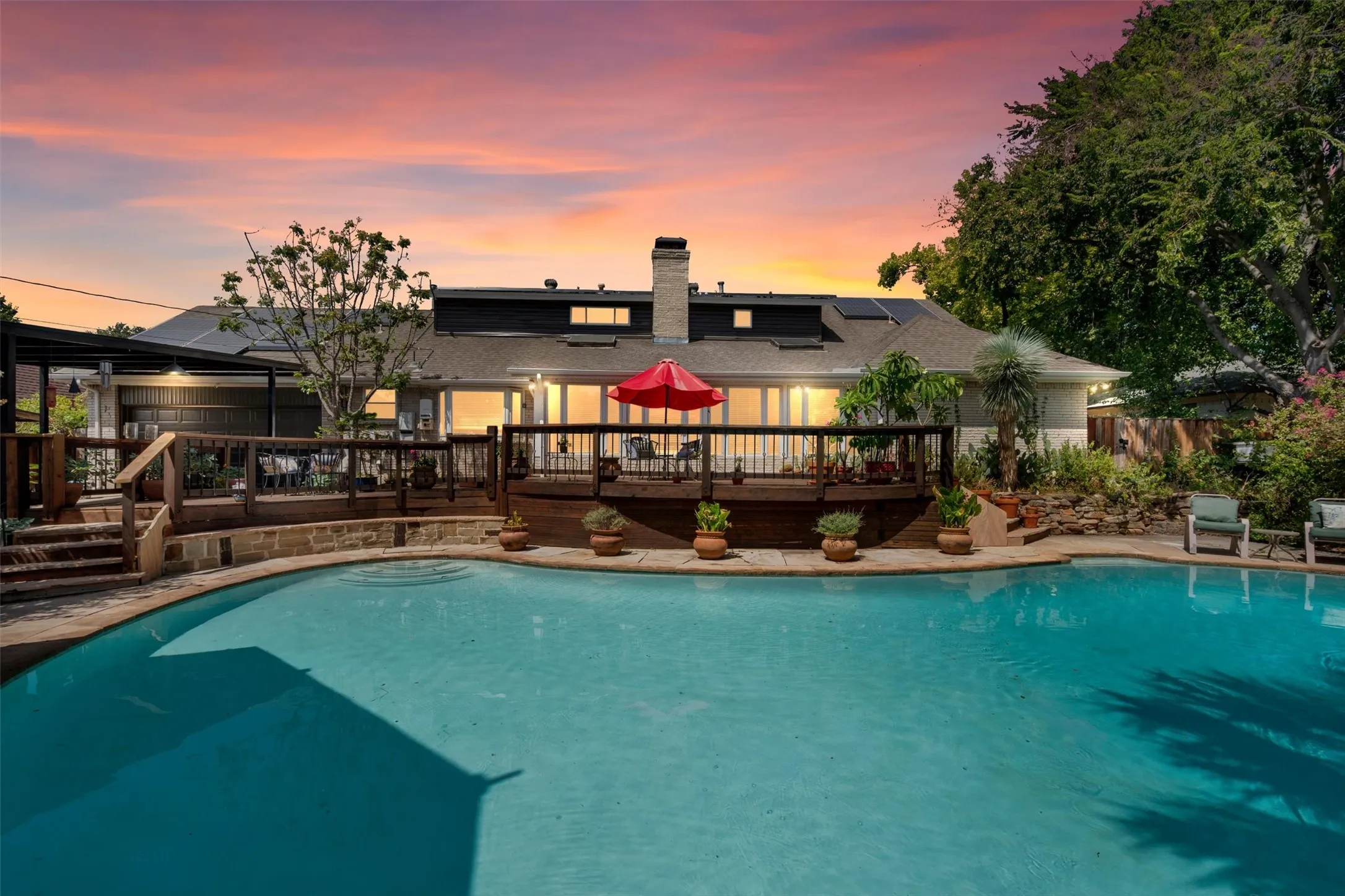 Swimming pool with stone coping