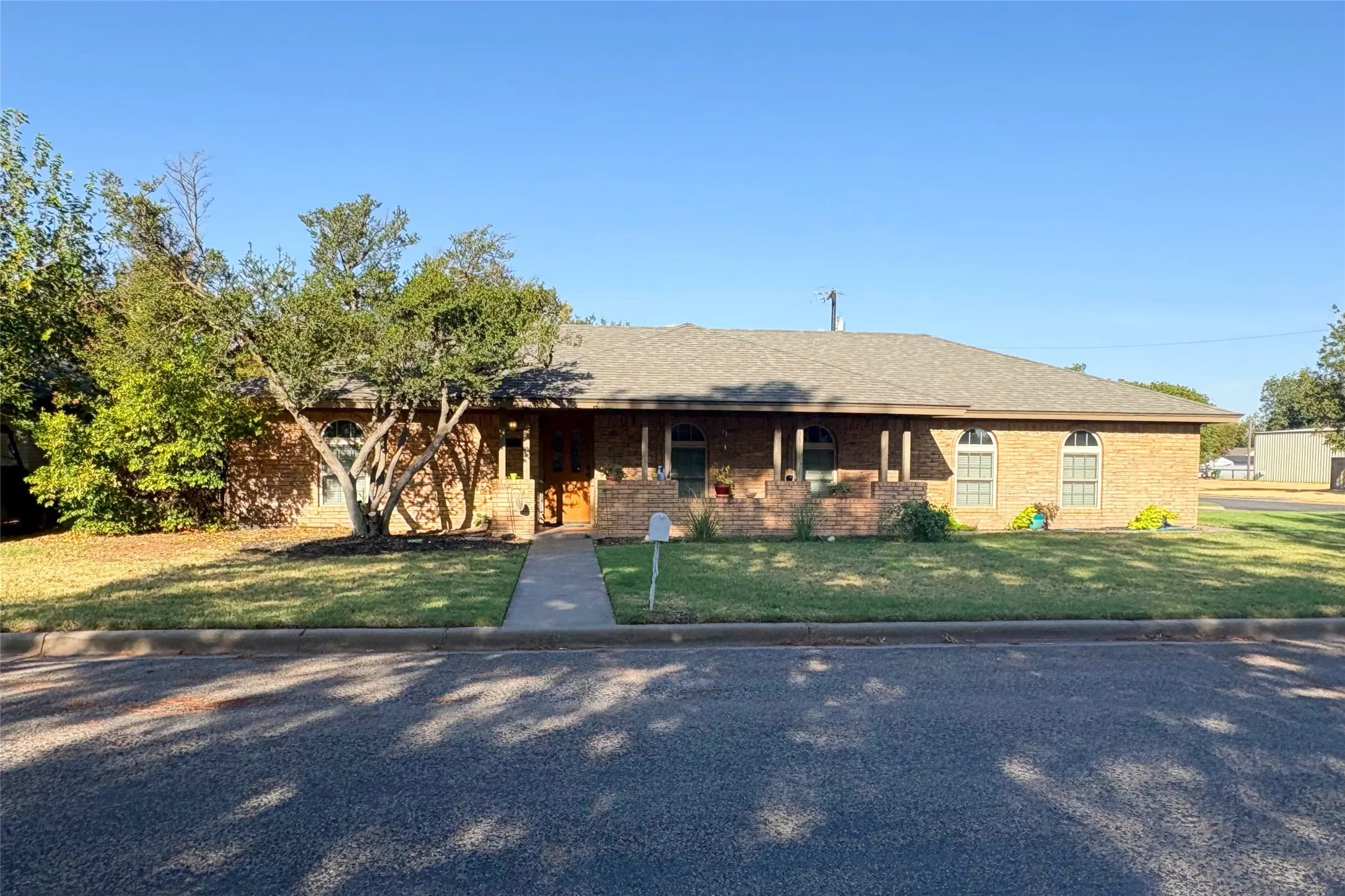 Single Family Residence For Sale in Wilbarger County , 2802 Wood Street, Vernon, Texas 76384, 3 Bedroom, 2 Bathroom, 1 Garage spaces, 1,724 Sqft, built in 1978, mls#21388706, Real Estate Agent in Vernon, Homes For Sale in Wilbarger county, Homes For Sale in Vernon, Realtor in Vernon Texas, Real Estate Brokerage Independent Realty Texas, Luminita Cordes Realtor