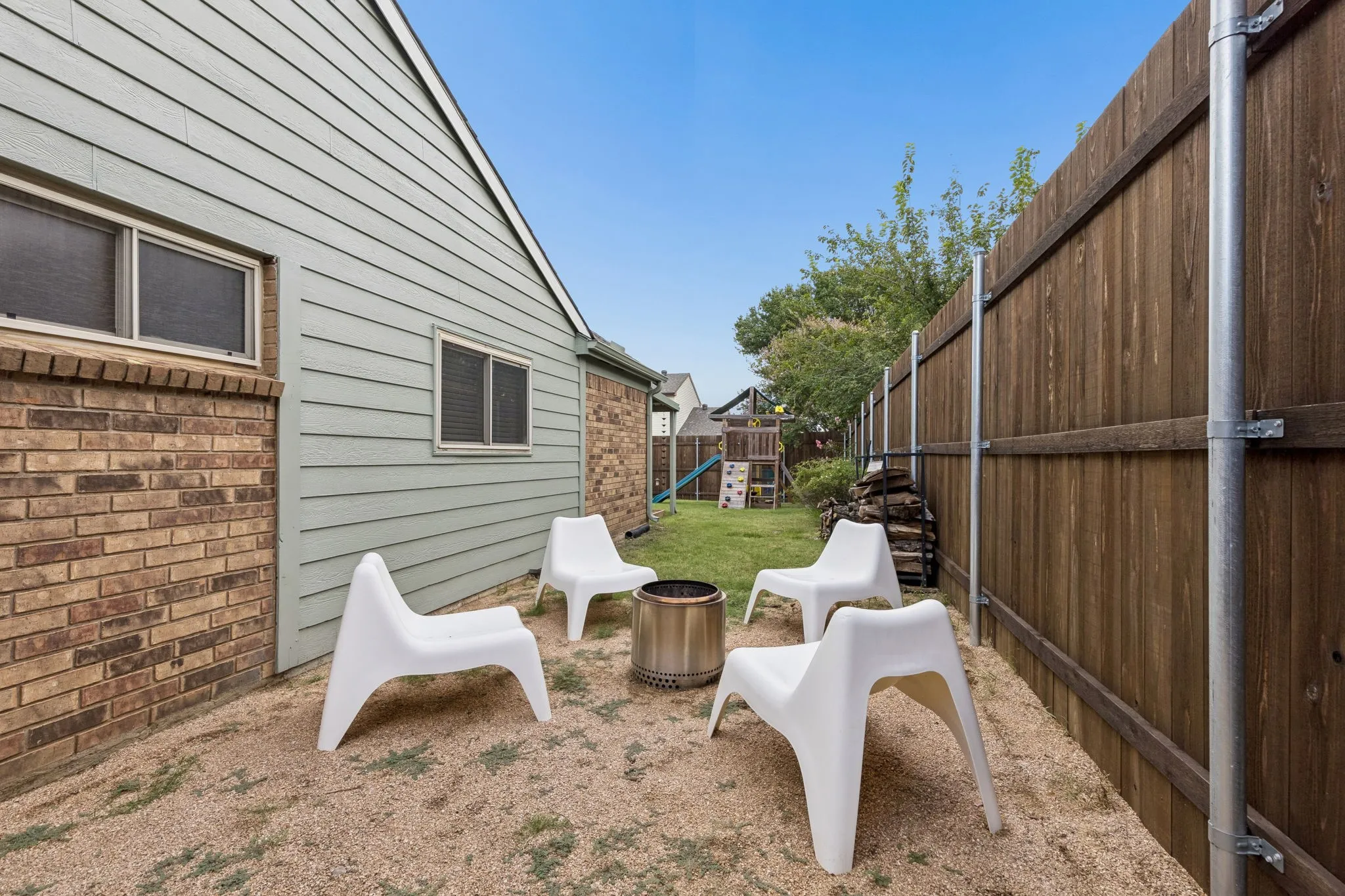 Single Family Residence For Sale in Denton County , 425 Kirkwood Drive, Lewisville, Texas 75067, 3 Bedroom, 2 Bathroom, 2 Garage spaces, 1,631 Sqft, built in 1985, mls#21386595, Real Estate Agent in Lewisville, Homes For Sale in Denton county, Homes For Sale in Lewisville, Realtor in Lewisville Texas, Real Estate Brokerage Independent Realty Texas, Luminita Cordes Realtor