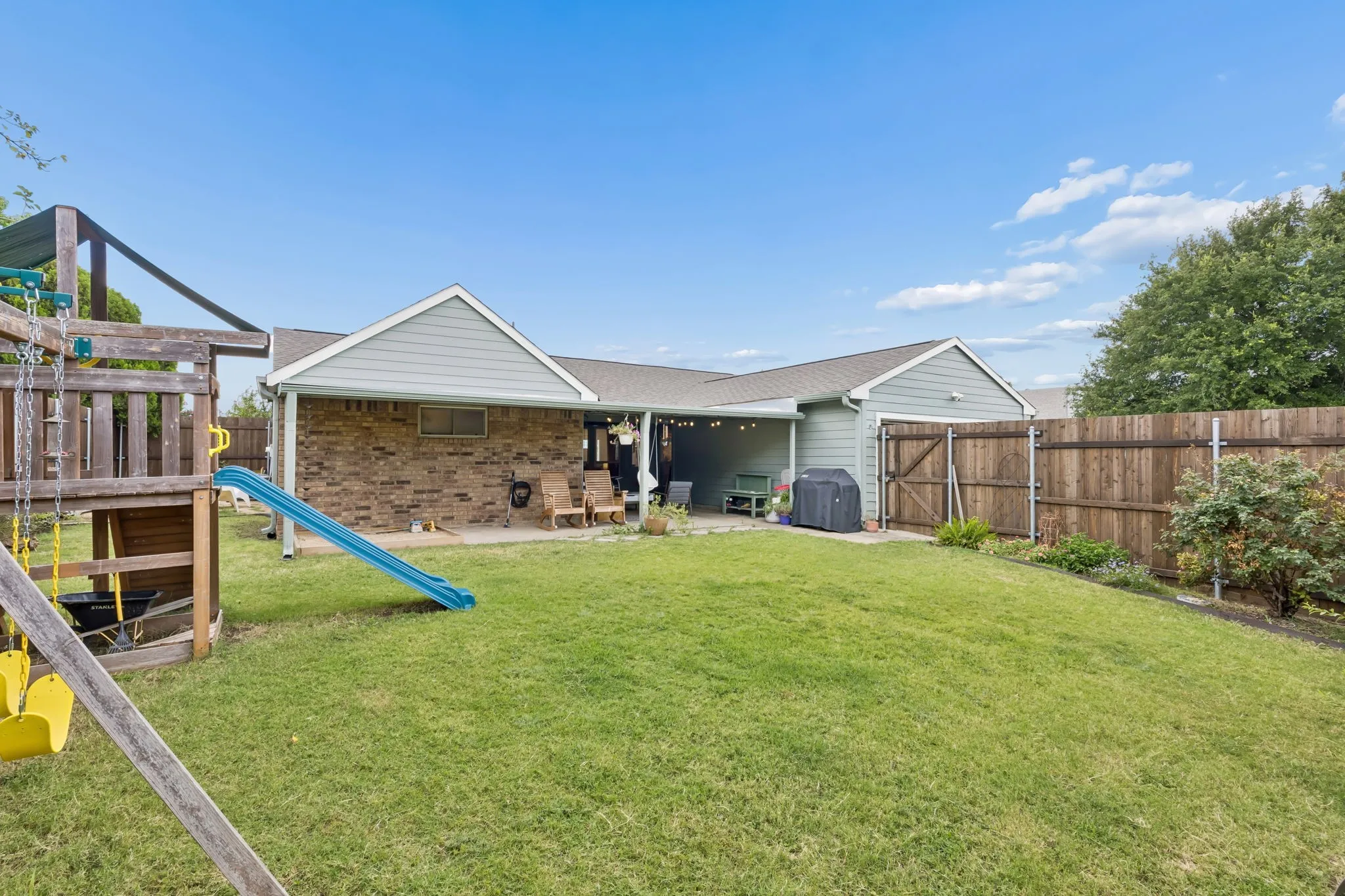 Single Family Residence For Sale in Denton County , 425 Kirkwood Drive, Lewisville, Texas 75067, 3 Bedroom, 2 Bathroom, 2 Garage spaces, 1,631 Sqft, built in 1985, mls#21386595, Real Estate Agent in Lewisville, Homes For Sale in Denton county, Homes For Sale in Lewisville, Realtor in Lewisville Texas, Real Estate Brokerage Independent Realty Texas, Luminita Cordes Realtor