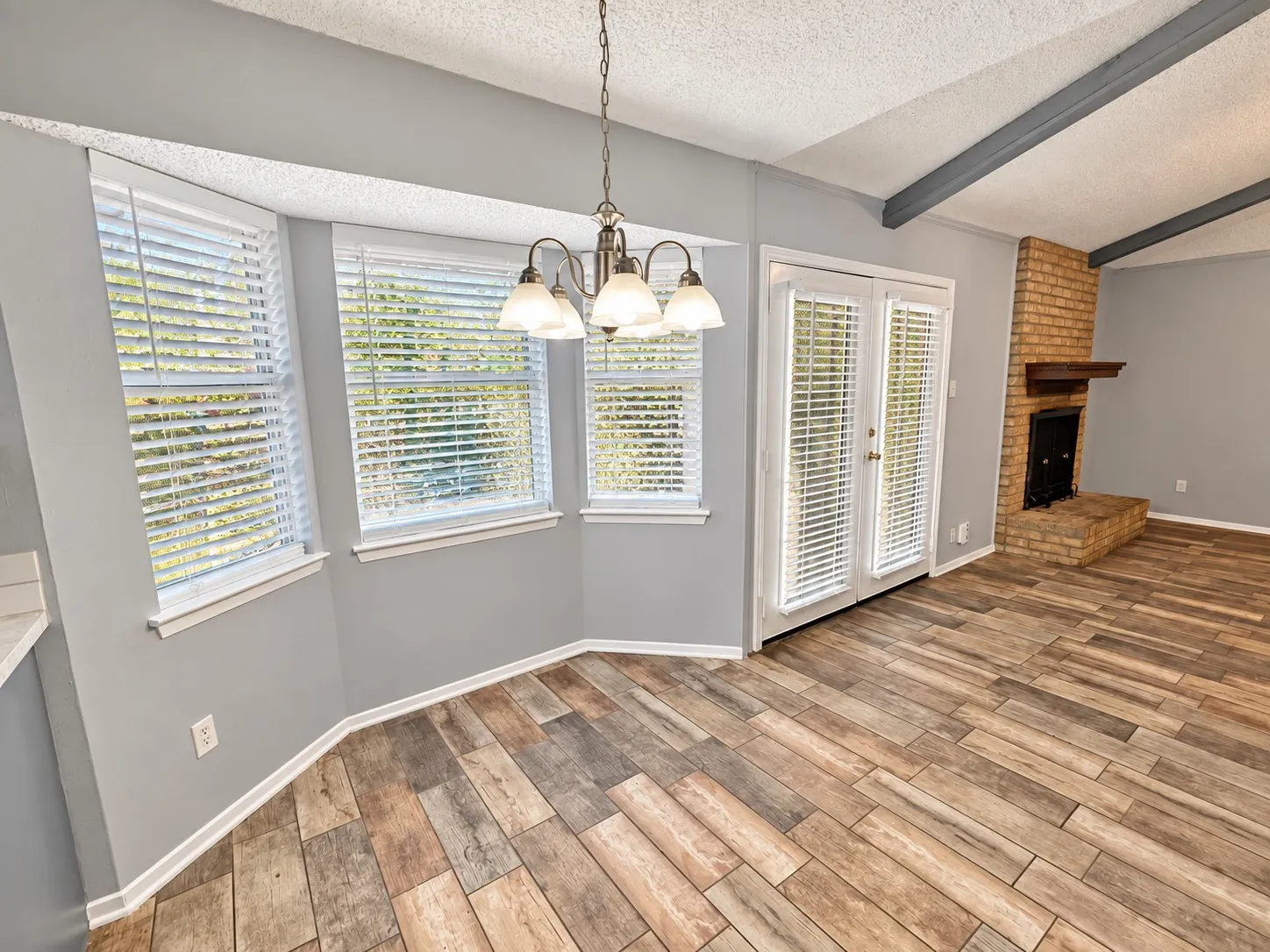 Cozy breakfast room with bay window