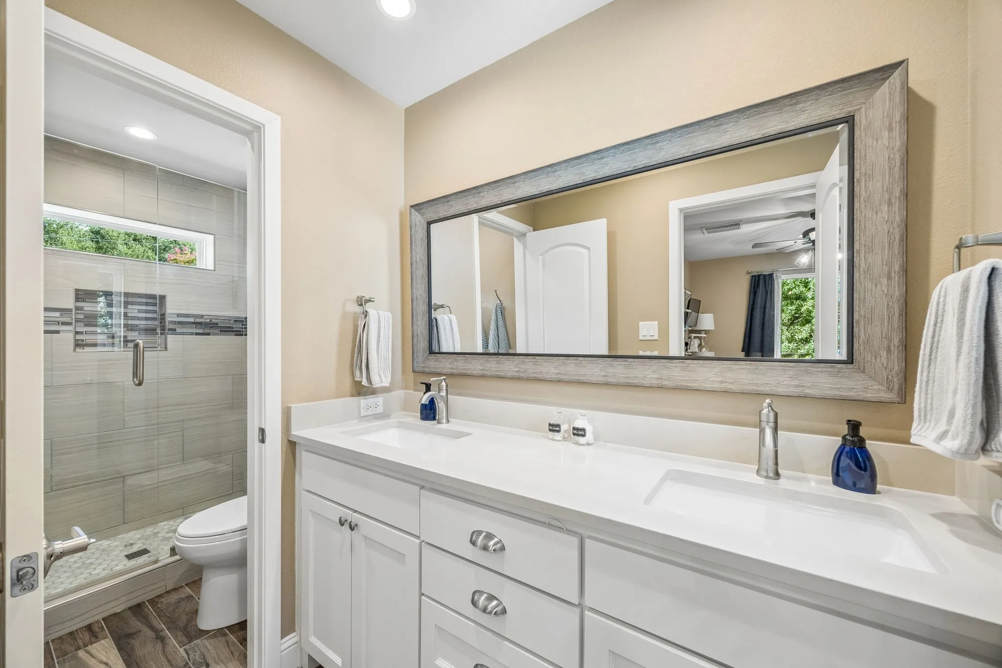 Hall bath for bedrooms 4 & 5