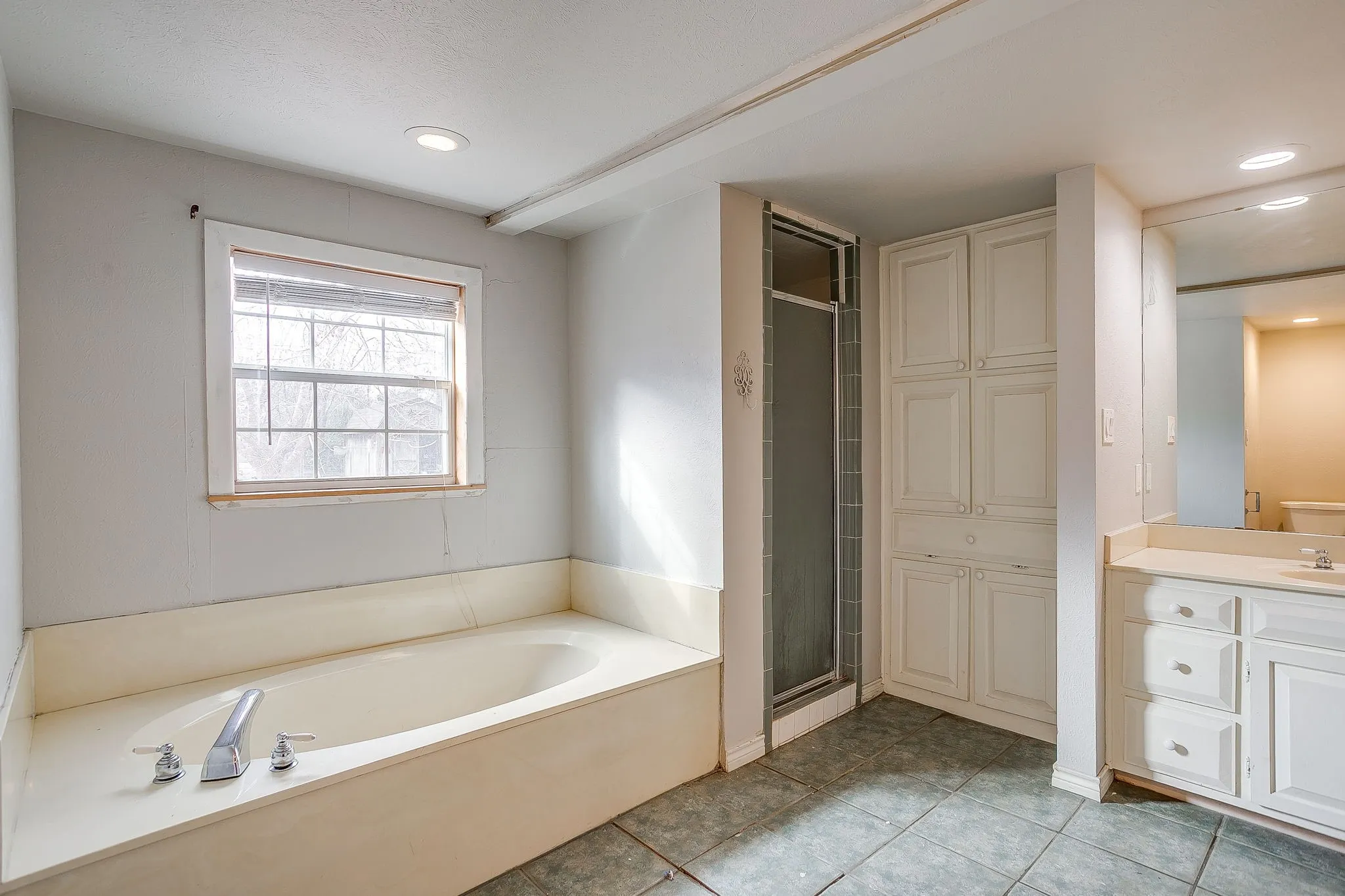 Single Family Residence For Rent in Johnson County , 406 Bellevue Drive, Cleburne, Texas 76033, 4 Bedroom, 3 Bathroom, Garage spaces, 3,083 Sqft, built in 1945, mls#21388715, Real Estate Agent in Cleburne, Homes For Rent in Johnson county, Homes For Rent in Cleburne, Realtor in Cleburne Texas, Real Estate Brokerage Independent Realty Texas, Luminita Cordes Realtor