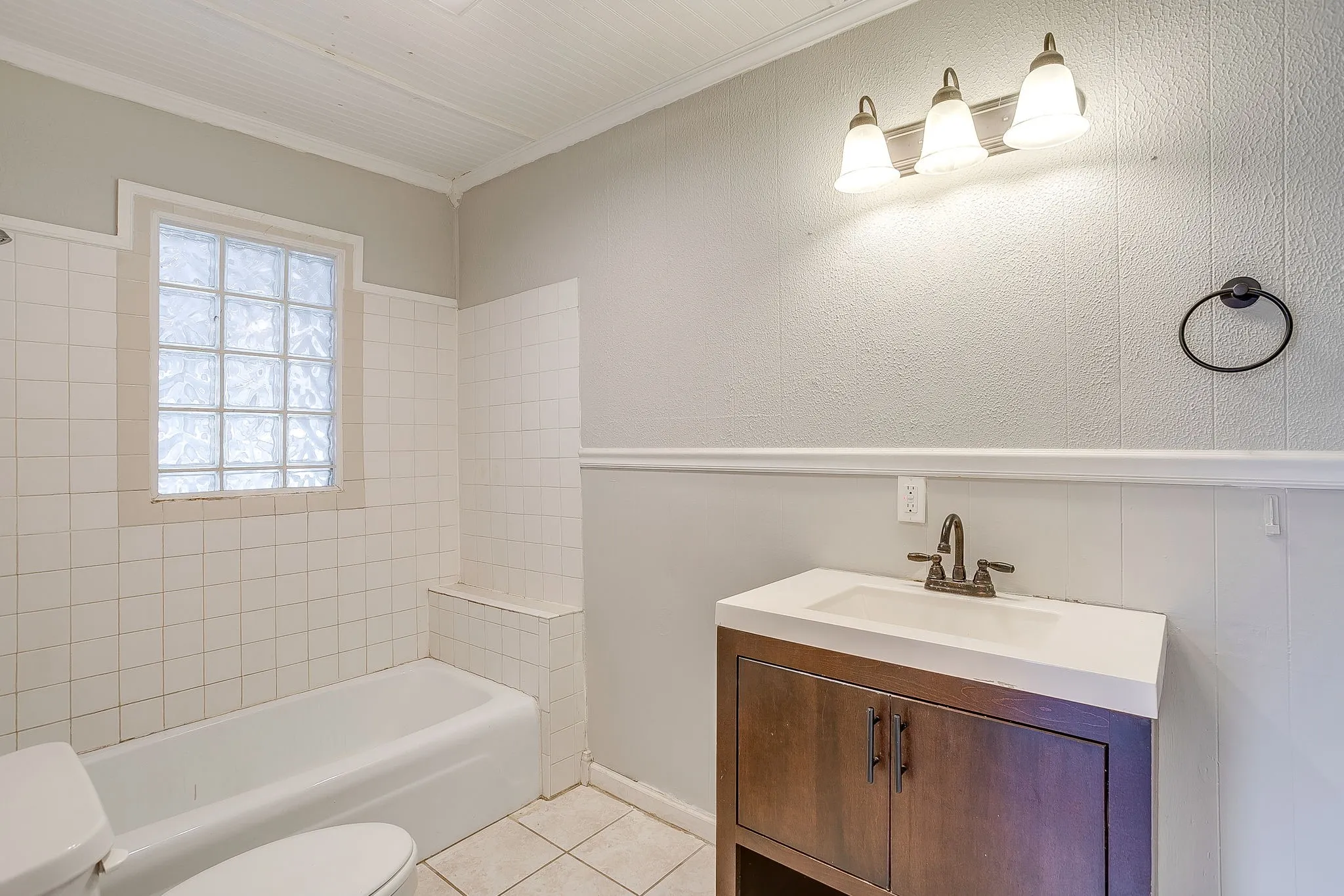 Single Family Residence For Rent in Johnson County , 406 Bellevue Drive, Cleburne, Texas 76033, 4 Bedroom, 3 Bathroom, Garage spaces, 3,083 Sqft, built in 1945, mls#21388715, Real Estate Agent in Cleburne, Homes For Rent in Johnson county, Homes For Rent in Cleburne, Realtor in Cleburne Texas, Real Estate Brokerage Independent Realty Texas, Luminita Cordes Realtor