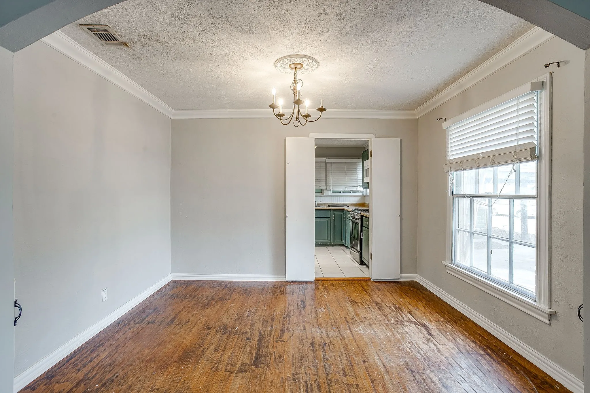 Single Family Residence For Rent in Johnson County , 406 Bellevue Drive, Cleburne, Texas 76033, 4 Bedroom, 3 Bathroom, Garage spaces, 3,083 Sqft, built in 1945, mls#21388715, Real Estate Agent in Cleburne, Homes For Rent in Johnson county, Homes For Rent in Cleburne, Realtor in Cleburne Texas, Real Estate Brokerage Independent Realty Texas, Luminita Cordes Realtor