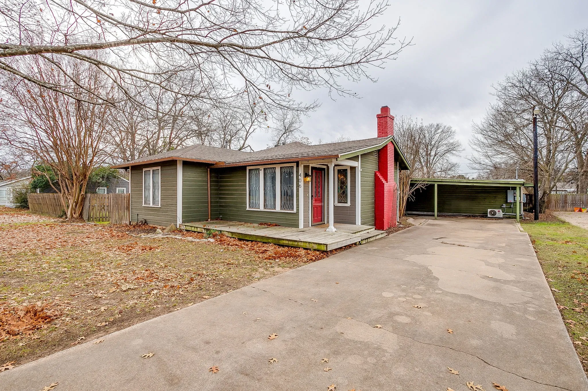 Single Family Residence For Rent in Johnson County , 406 Bellevue Drive, Cleburne, Texas 76033, 4 Bedroom, 3 Bathroom, Garage spaces, 3,083 Sqft, built in 1945, mls#21388715, Real Estate Agent in Cleburne, Homes For Rent in Johnson county, Homes For Rent in Cleburne, Realtor in Cleburne Texas, Real Estate Brokerage Independent Realty Texas, Luminita Cordes Realtor