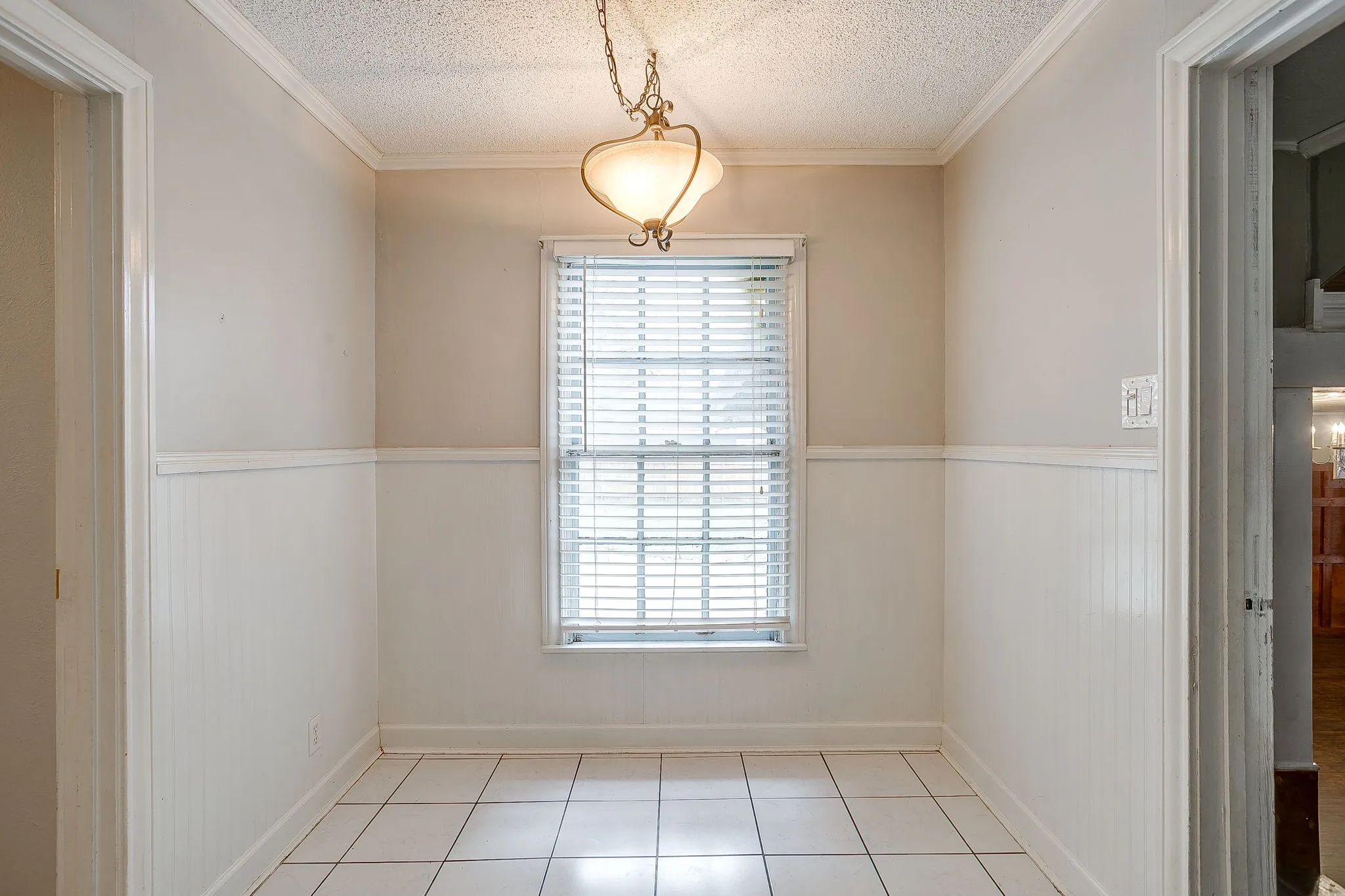 Single Family Residence For Rent in Johnson County , 406 Bellevue Drive, Cleburne, Texas 76033, 4 Bedroom, 3 Bathroom, Garage spaces, 3,083 Sqft, built in 1945, mls#21388715, Real Estate Agent in Cleburne, Homes For Rent in Johnson county, Homes For Rent in Cleburne, Realtor in Cleburne Texas, Real Estate Brokerage Independent Realty Texas, Luminita Cordes Realtor