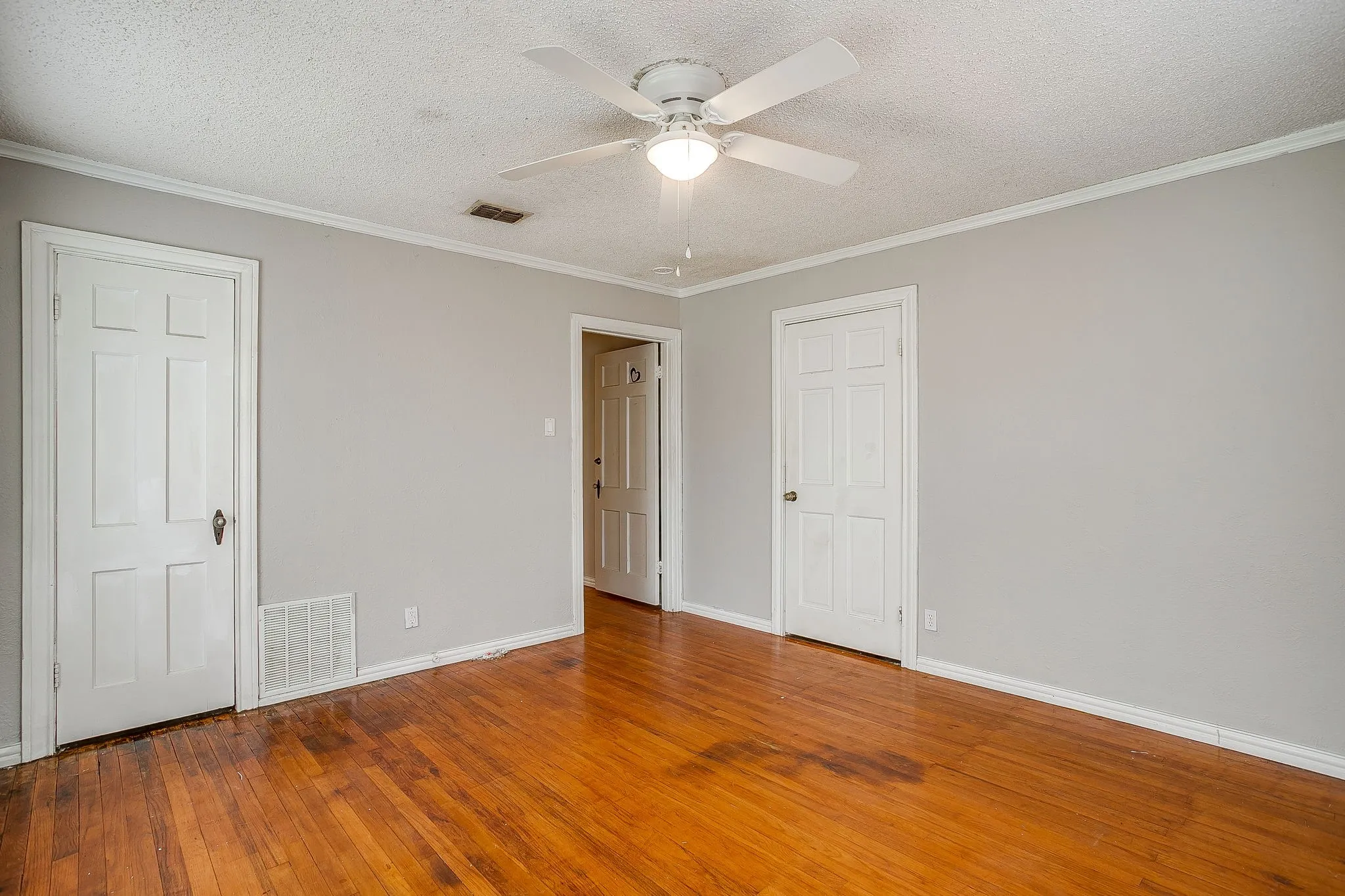 Single Family Residence For Rent in Johnson County , 406 Bellevue Drive, Cleburne, Texas 76033, 4 Bedroom, 3 Bathroom, Garage spaces, 3,083 Sqft, built in 1945, mls#21388715, Real Estate Agent in Cleburne, Homes For Rent in Johnson county, Homes For Rent in Cleburne, Realtor in Cleburne Texas, Real Estate Brokerage Independent Realty Texas, Luminita Cordes Realtor