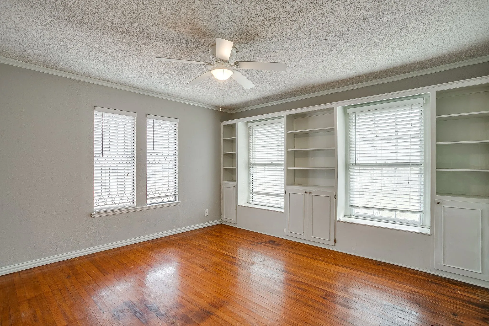 Single Family Residence For Rent in Johnson County , 406 Bellevue Drive, Cleburne, Texas 76033, 4 Bedroom, 3 Bathroom, Garage spaces, 3,083 Sqft, built in 1945, mls#21388715, Real Estate Agent in Cleburne, Homes For Rent in Johnson county, Homes For Rent in Cleburne, Realtor in Cleburne Texas, Real Estate Brokerage Independent Realty Texas, Luminita Cordes Realtor