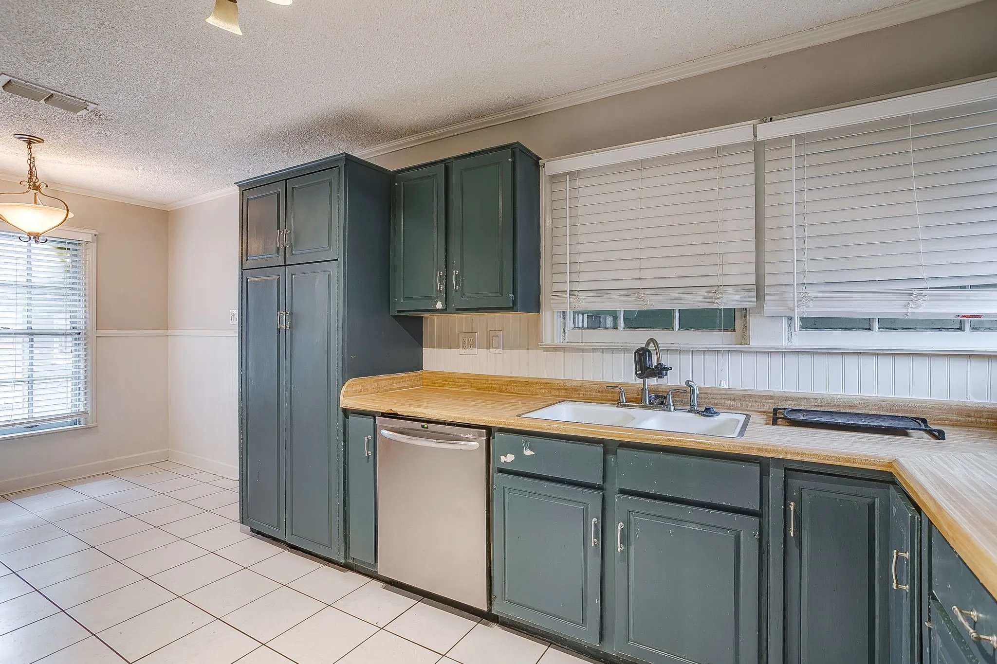 Single Family Residence For Rent in Johnson County , 406 Bellevue Drive, Cleburne, Texas 76033, 4 Bedroom, 3 Bathroom, Garage spaces, 3,083 Sqft, built in 1945, mls#21388715, Real Estate Agent in Cleburne, Homes For Rent in Johnson county, Homes For Rent in Cleburne, Realtor in Cleburne Texas, Real Estate Brokerage Independent Realty Texas, Luminita Cordes Realtor