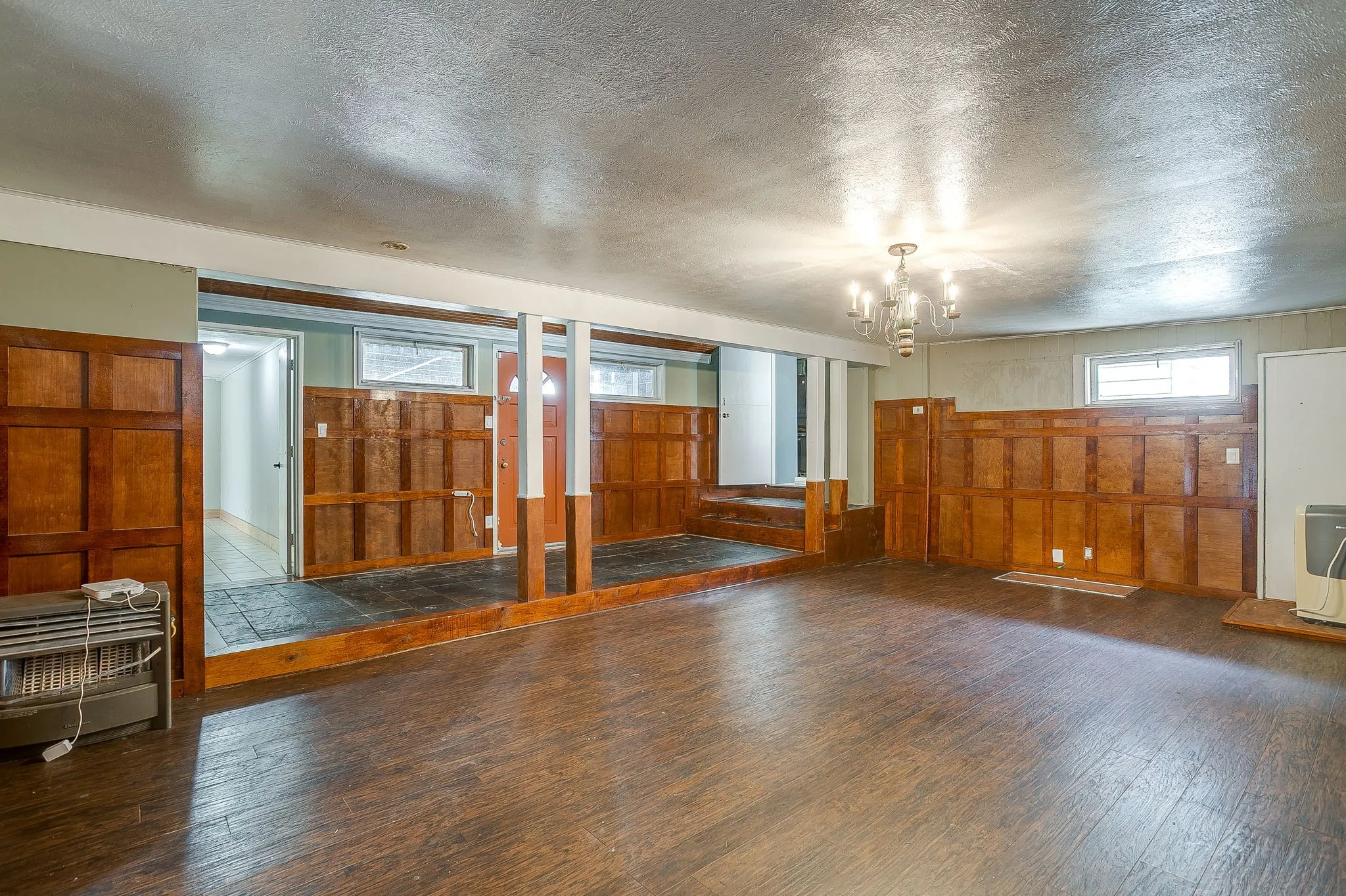 Single Family Residence For Rent in Johnson County , 406 Bellevue Drive, Cleburne, Texas 76033, 4 Bedroom, 3 Bathroom, Garage spaces, 3,083 Sqft, built in 1945, mls#21388715, Real Estate Agent in Cleburne, Homes For Rent in Johnson county, Homes For Rent in Cleburne, Realtor in Cleburne Texas, Real Estate Brokerage Independent Realty Texas, Luminita Cordes Realtor