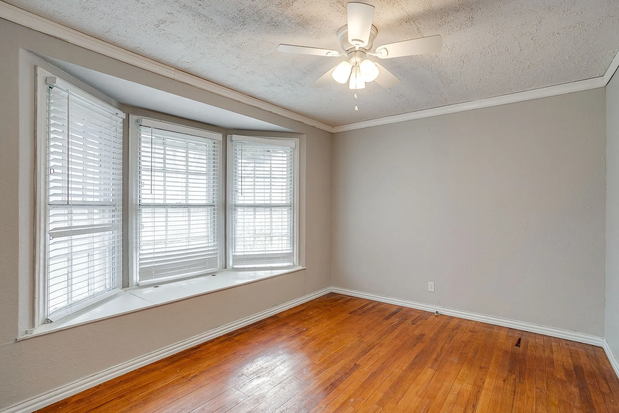 Single Family Residence For Rent in Johnson County , 406 Bellevue Drive, Cleburne, Texas 76033, 4 Bedroom, 3 Bathroom, Garage spaces, 3,083 Sqft, built in 1945, mls#21388715, Real Estate Agent in Cleburne, Homes For Rent in Johnson county, Homes For Rent in Cleburne, Realtor in Cleburne Texas, Real Estate Brokerage Independent Realty Texas, Luminita Cordes Realtor