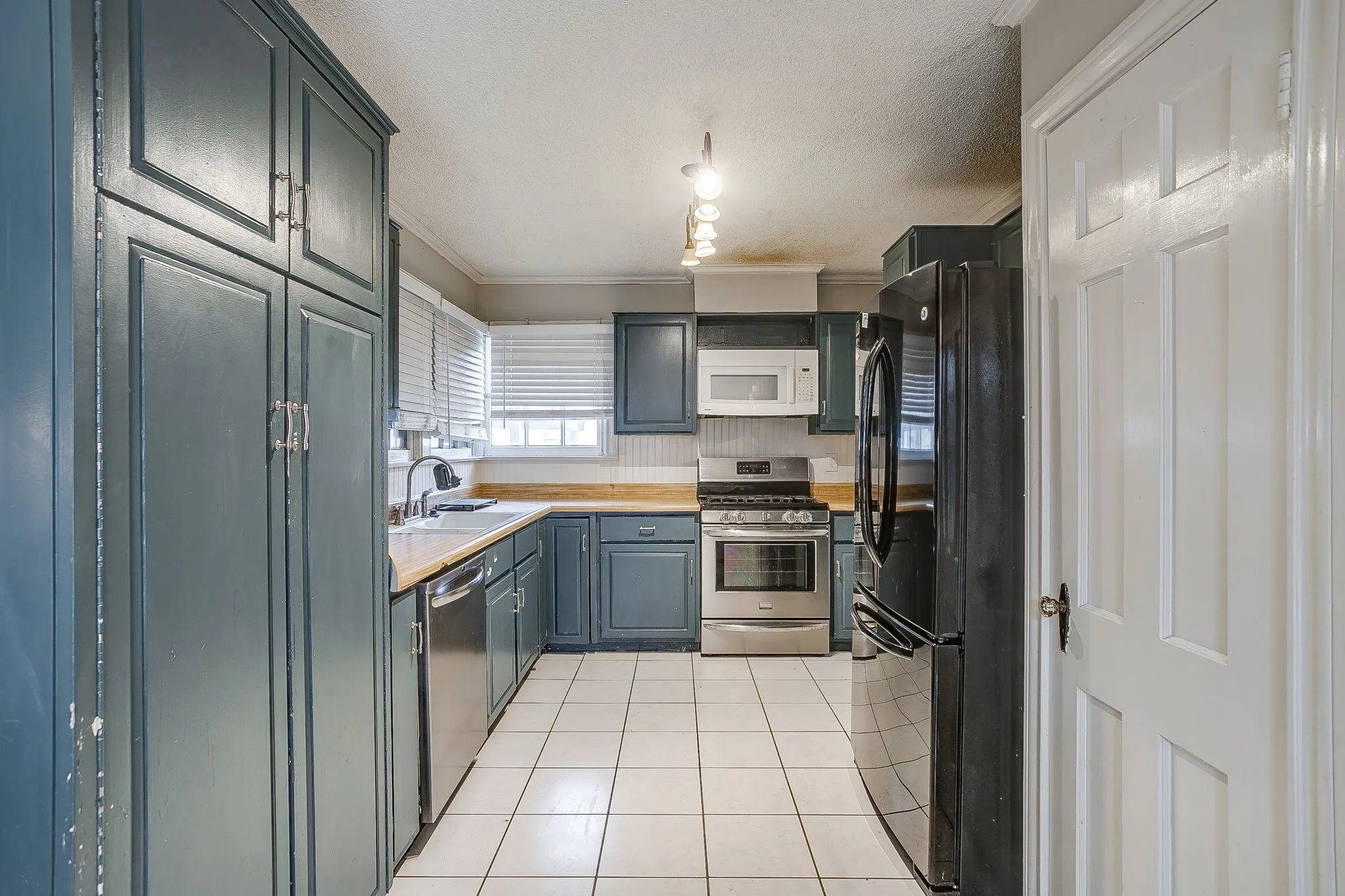 Single Family Residence For Rent in Johnson County , 406 Bellevue Drive, Cleburne, Texas 76033, 4 Bedroom, 3 Bathroom, Garage spaces, 3,083 Sqft, built in 1945, mls#21388715, Real Estate Agent in Cleburne, Homes For Rent in Johnson county, Homes For Rent in Cleburne, Realtor in Cleburne Texas, Real Estate Brokerage Independent Realty Texas, Luminita Cordes Realtor