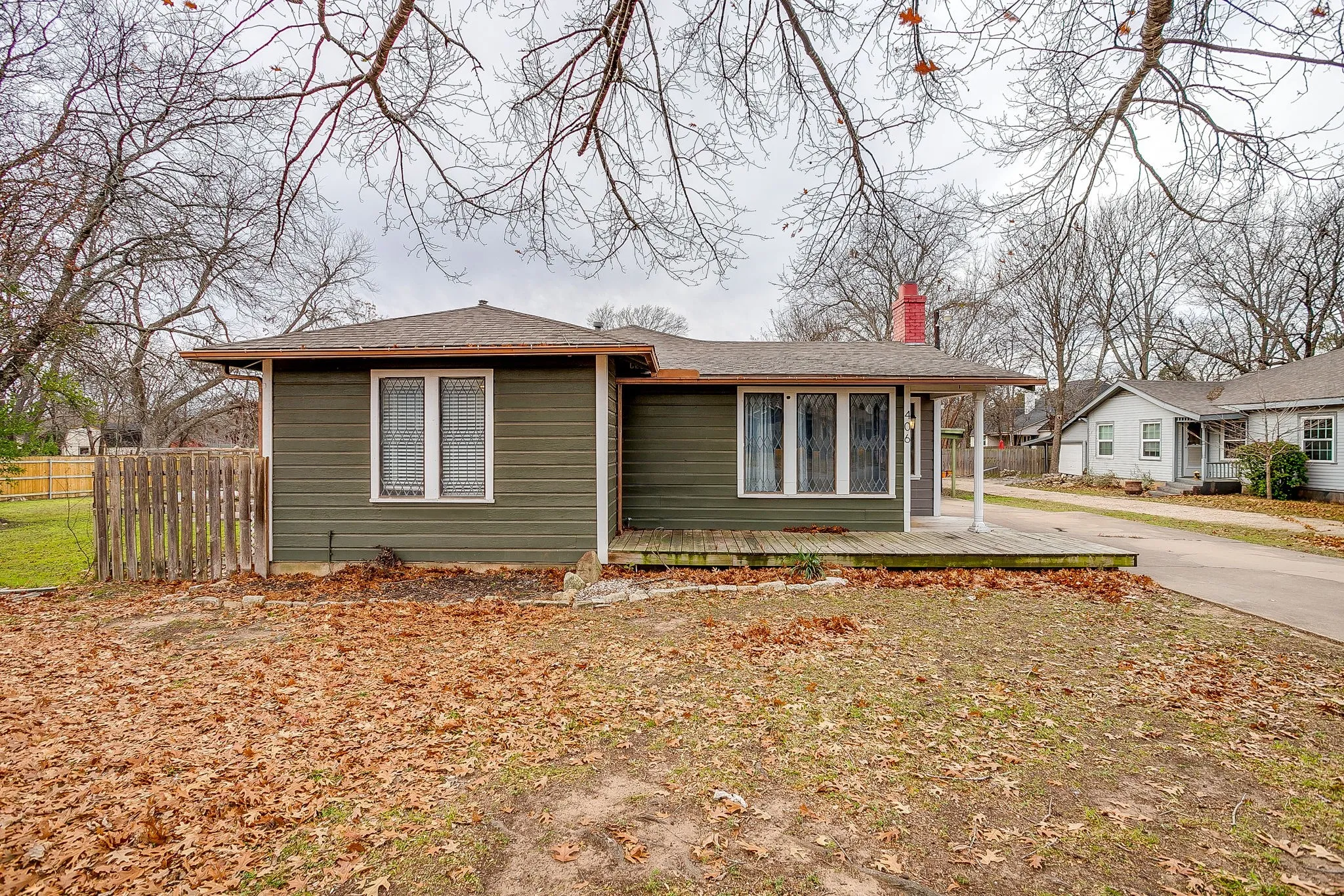 Single Family Residence For Rent in Johnson County , 406 Bellevue Drive, Cleburne, Texas 76033, 4 Bedroom, 3 Bathroom, Garage spaces, 3,083 Sqft, built in 1945, mls#21388715, Real Estate Agent in Cleburne, Homes For Rent in Johnson county, Homes For Rent in Cleburne, Realtor in Cleburne Texas, Real Estate Brokerage Independent Realty Texas, Luminita Cordes Realtor