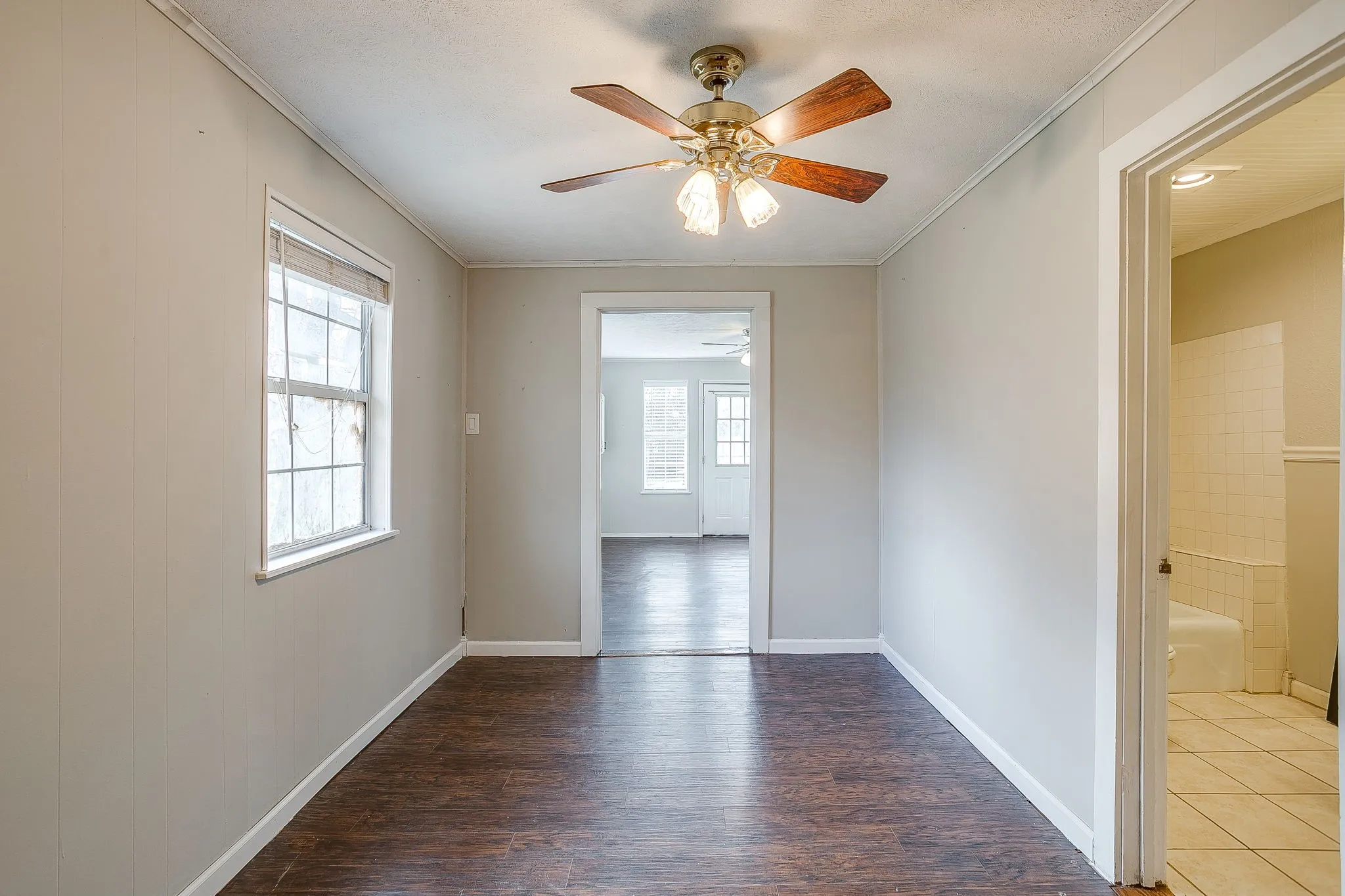 Single Family Residence For Rent in Johnson County , 406 Bellevue Drive, Cleburne, Texas 76033, 4 Bedroom, 3 Bathroom, Garage spaces, 3,083 Sqft, built in 1945, mls#21388715, Real Estate Agent in Cleburne, Homes For Rent in Johnson county, Homes For Rent in Cleburne, Realtor in Cleburne Texas, Real Estate Brokerage Independent Realty Texas, Luminita Cordes Realtor