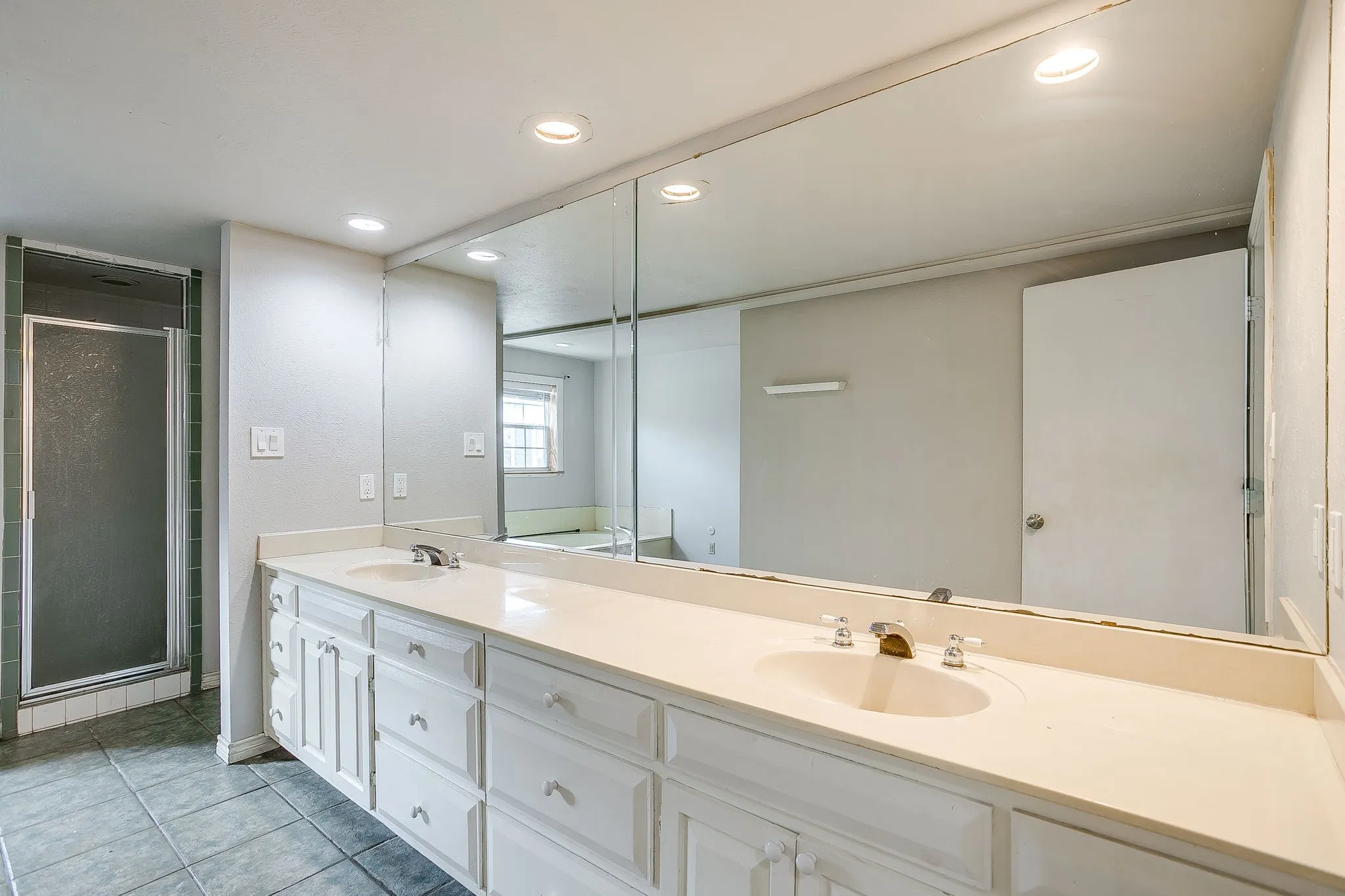 Single Family Residence For Rent in Johnson County , 406 Bellevue Drive, Cleburne, Texas 76033, 4 Bedroom, 3 Bathroom, Garage spaces, 3,083 Sqft, built in 1945, mls#21388715, Real Estate Agent in Cleburne, Homes For Rent in Johnson county, Homes For Rent in Cleburne, Realtor in Cleburne Texas, Real Estate Brokerage Independent Realty Texas, Luminita Cordes Realtor