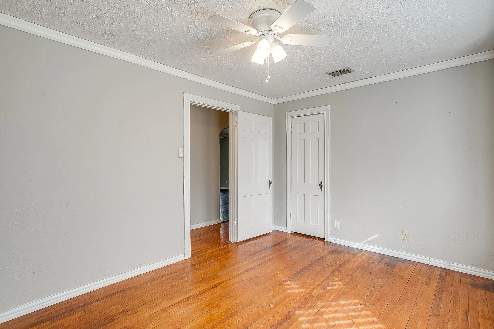 Single Family Residence For Rent in Johnson County , 406 Bellevue Drive, Cleburne, Texas 76033, 4 Bedroom, 3 Bathroom, Garage spaces, 3,083 Sqft, built in 1945, mls#21388715, Real Estate Agent in Cleburne, Homes For Rent in Johnson county, Homes For Rent in Cleburne, Realtor in Cleburne Texas, Real Estate Brokerage Independent Realty Texas, Luminita Cordes Realtor