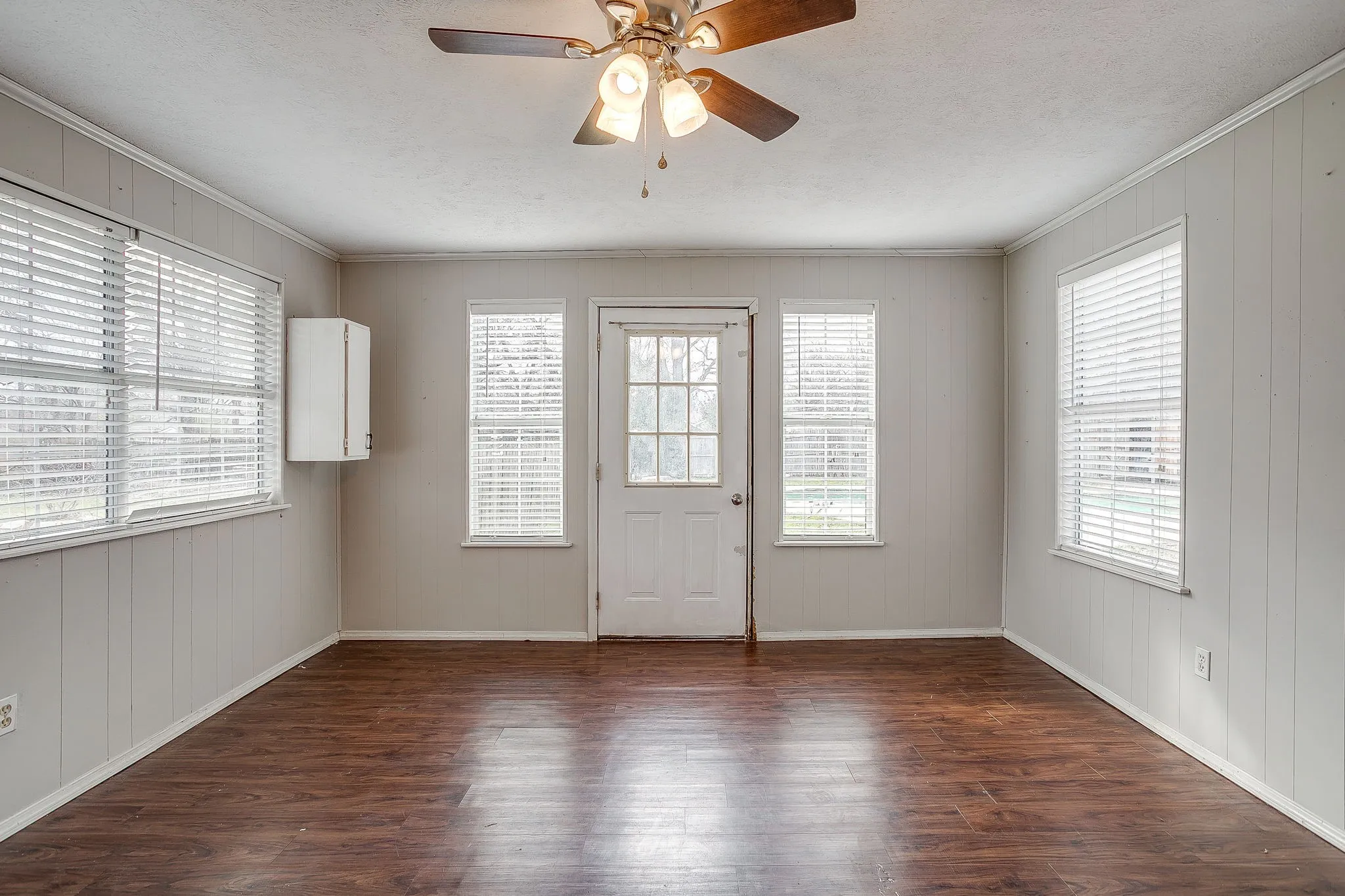 Single Family Residence For Rent in Johnson County , 406 Bellevue Drive, Cleburne, Texas 76033, 4 Bedroom, 3 Bathroom, Garage spaces, 3,083 Sqft, built in 1945, mls#21388715, Real Estate Agent in Cleburne, Homes For Rent in Johnson county, Homes For Rent in Cleburne, Realtor in Cleburne Texas, Real Estate Brokerage Independent Realty Texas, Luminita Cordes Realtor