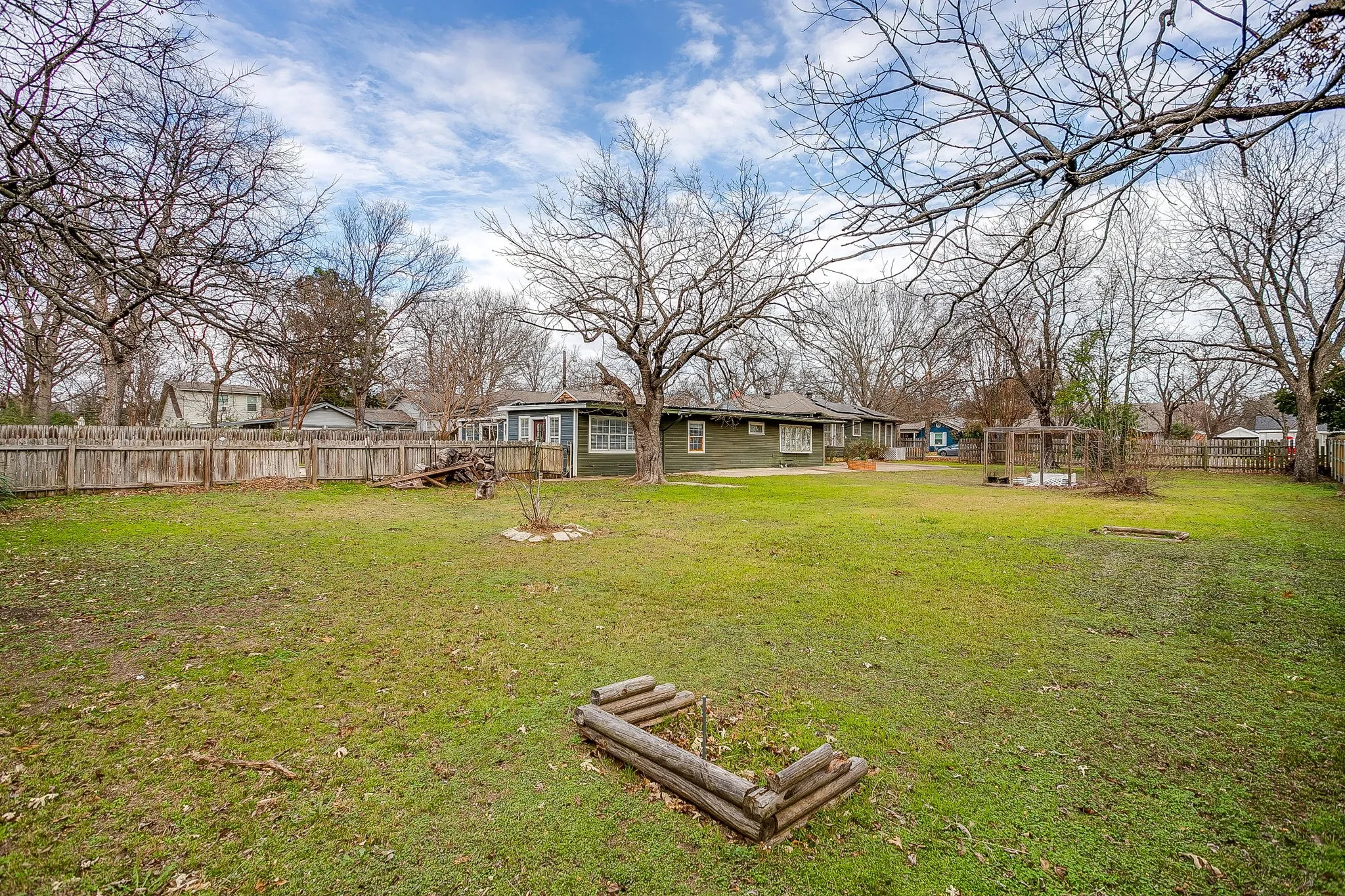 Single Family Residence For Rent in Johnson County , 406 Bellevue Drive, Cleburne, Texas 76033, 4 Bedroom, 3 Bathroom, Garage spaces, 3,083 Sqft, built in 1945, mls#21388715, Real Estate Agent in Cleburne, Homes For Rent in Johnson county, Homes For Rent in Cleburne, Realtor in Cleburne Texas, Real Estate Brokerage Independent Realty Texas, Luminita Cordes Realtor