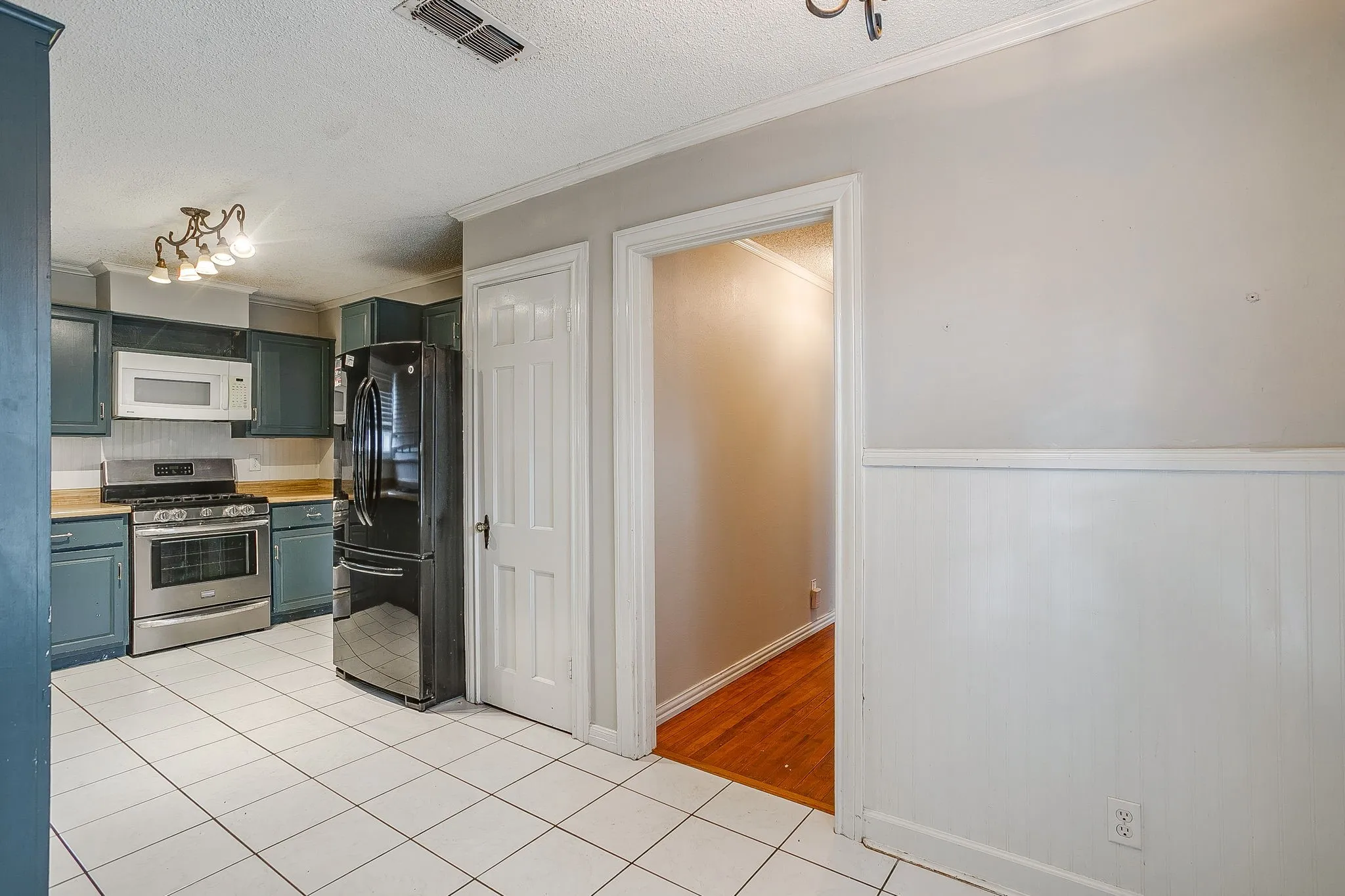 Single Family Residence For Rent in Johnson County , 406 Bellevue Drive, Cleburne, Texas 76033, 4 Bedroom, 3 Bathroom, Garage spaces, 3,083 Sqft, built in 1945, mls#21388715, Real Estate Agent in Cleburne, Homes For Rent in Johnson county, Homes For Rent in Cleburne, Realtor in Cleburne Texas, Real Estate Brokerage Independent Realty Texas, Luminita Cordes Realtor