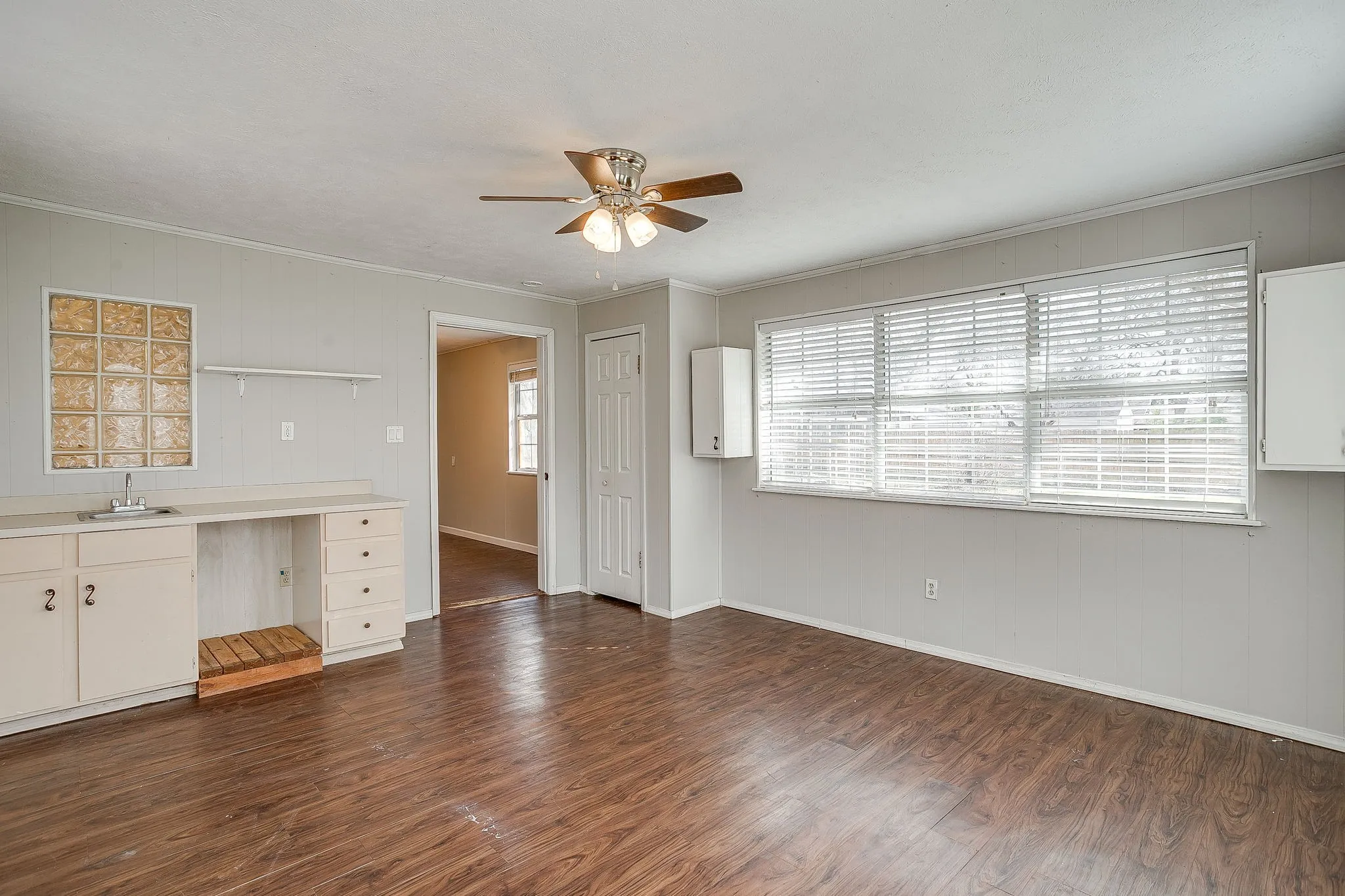Single Family Residence For Rent in Johnson County , 406 Bellevue Drive, Cleburne, Texas 76033, 4 Bedroom, 3 Bathroom, Garage spaces, 3,083 Sqft, built in 1945, mls#21388715, Real Estate Agent in Cleburne, Homes For Rent in Johnson county, Homes For Rent in Cleburne, Realtor in Cleburne Texas, Real Estate Brokerage Independent Realty Texas, Luminita Cordes Realtor