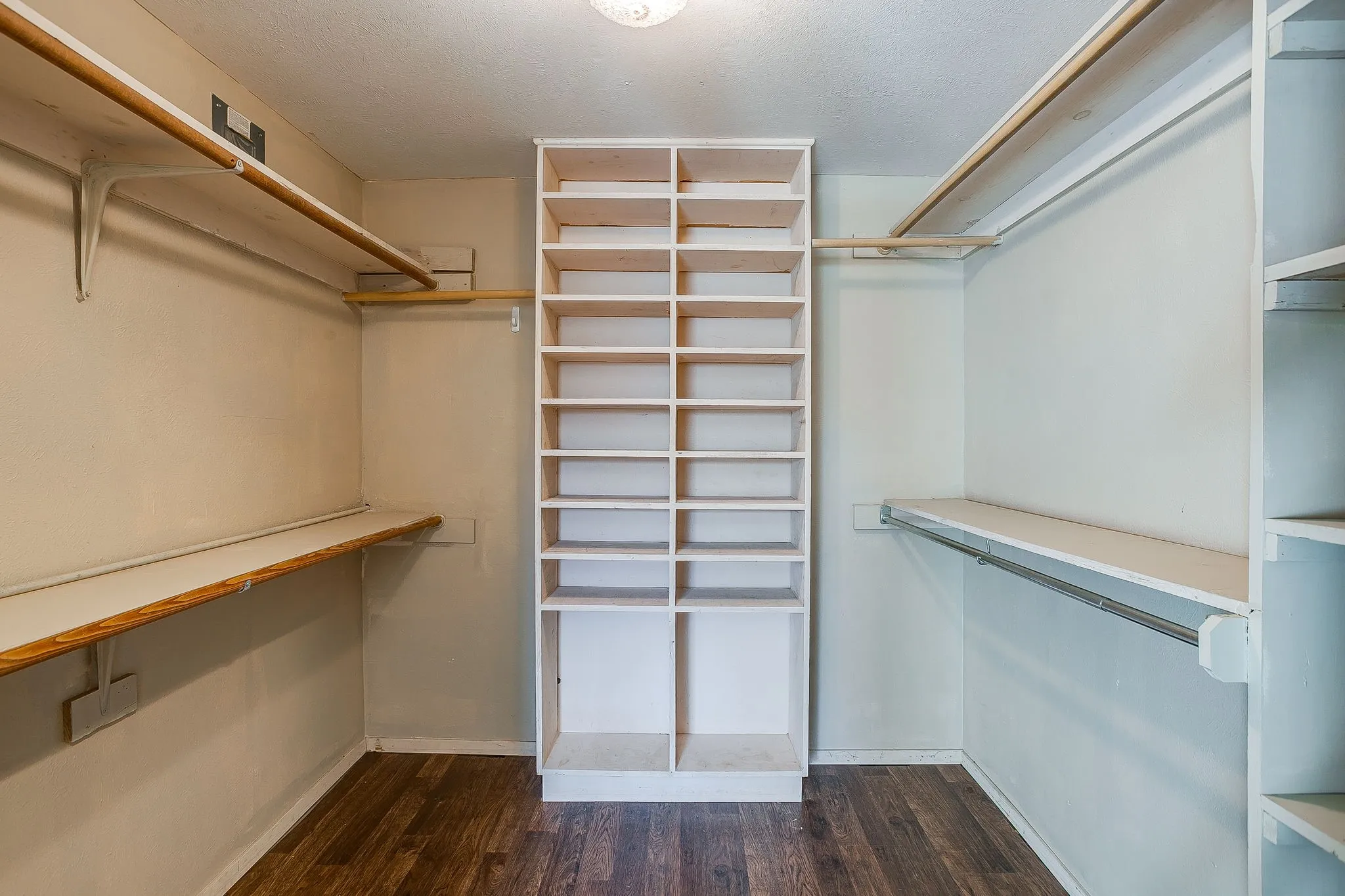 Single Family Residence For Rent in Johnson County , 406 Bellevue Drive, Cleburne, Texas 76033, 4 Bedroom, 3 Bathroom, Garage spaces, 3,083 Sqft, built in 1945, mls#21388715, Real Estate Agent in Cleburne, Homes For Rent in Johnson county, Homes For Rent in Cleburne, Realtor in Cleburne Texas, Real Estate Brokerage Independent Realty Texas, Luminita Cordes Realtor