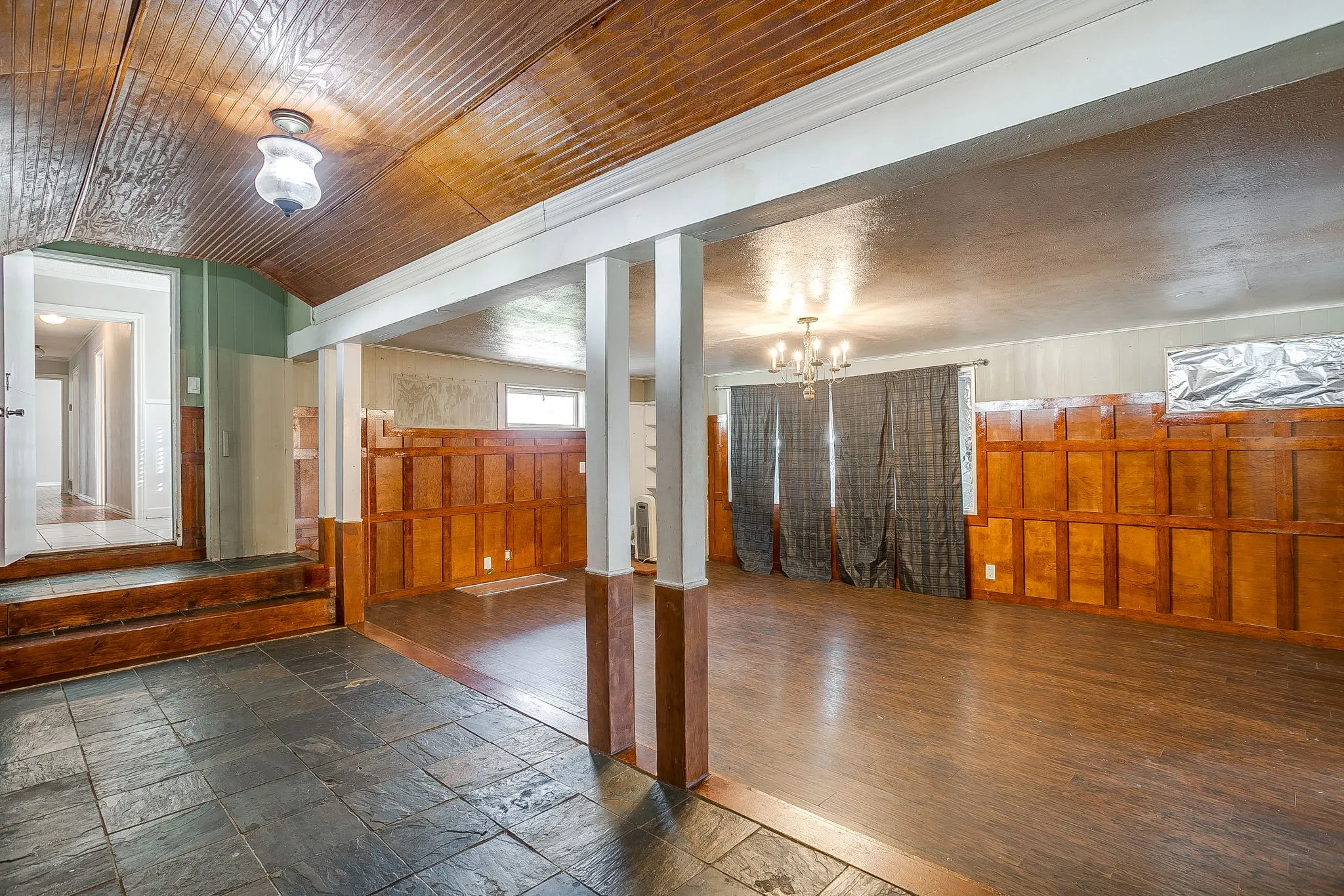 Single Family Residence For Rent in Johnson County , 406 Bellevue Drive, Cleburne, Texas 76033, 4 Bedroom, 3 Bathroom, Garage spaces, 3,083 Sqft, built in 1945, mls#21388715, Real Estate Agent in Cleburne, Homes For Rent in Johnson county, Homes For Rent in Cleburne, Realtor in Cleburne Texas, Real Estate Brokerage Independent Realty Texas, Luminita Cordes Realtor